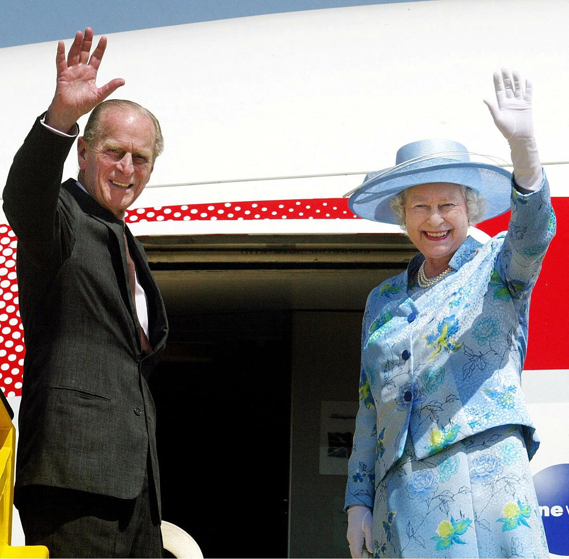 6 de diciembre de 2003, la reina Isabel II y el príncipe Felipe, duque de Edimburgo, se despiden mientras abordan su avión en el aeropuerto de Abuja, Nigeria