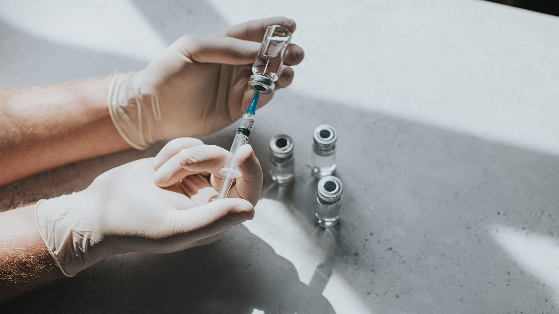 Los CDC recomiendan un refuerzo de cualquiera de las tres vacunas contra el coronavirus (cinco meses después de la segunda Moderna o Pfizer-BioNTech, o dos meses después de Johnson & Johnson) (Getty Images)