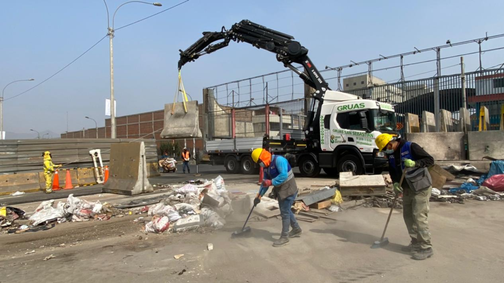Obras de limpieza en la Carretera Central.