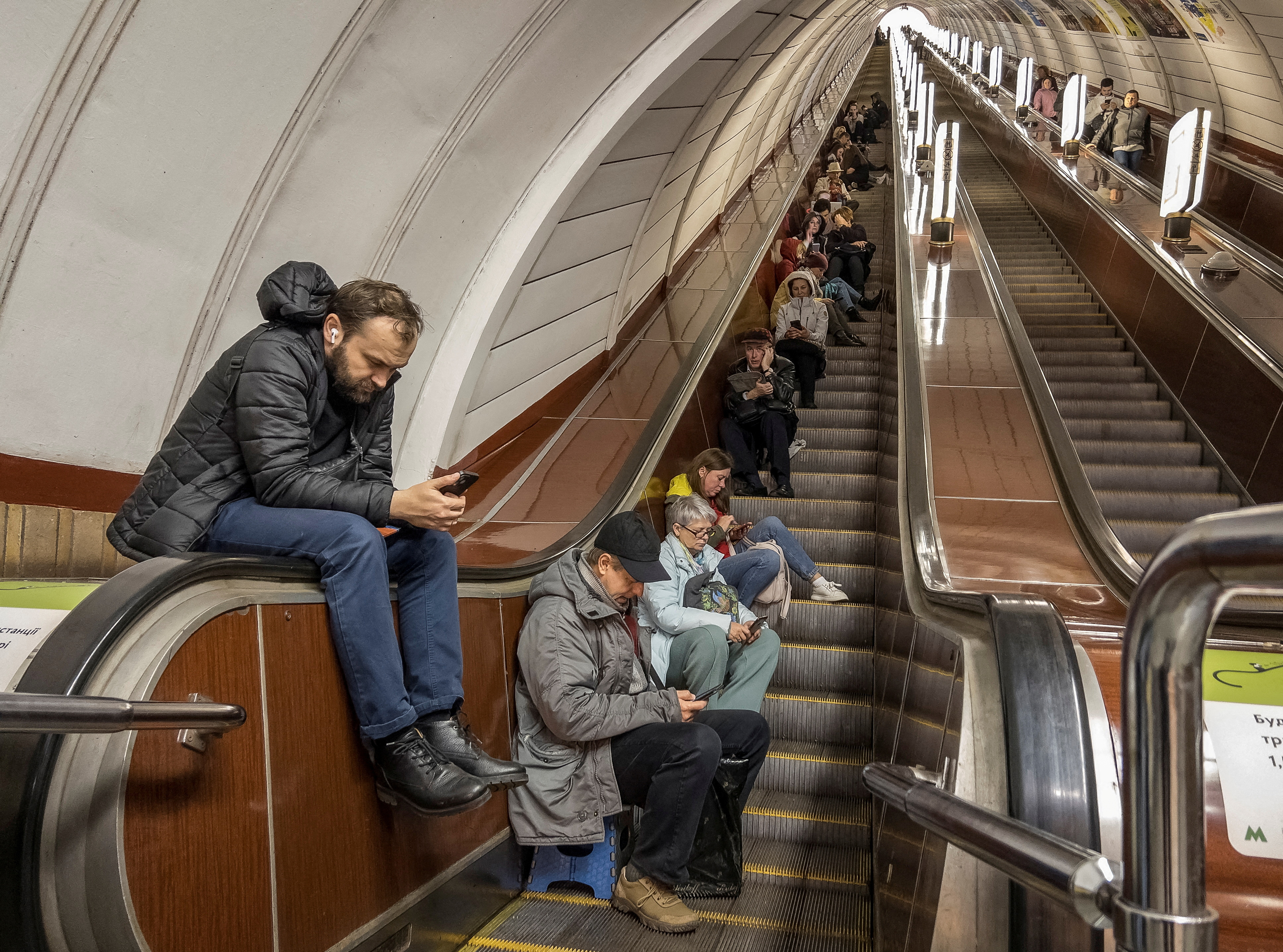 Ciudadanos se refugian en una estación de metro durante un ataque ruso en Kiev (Reuters)