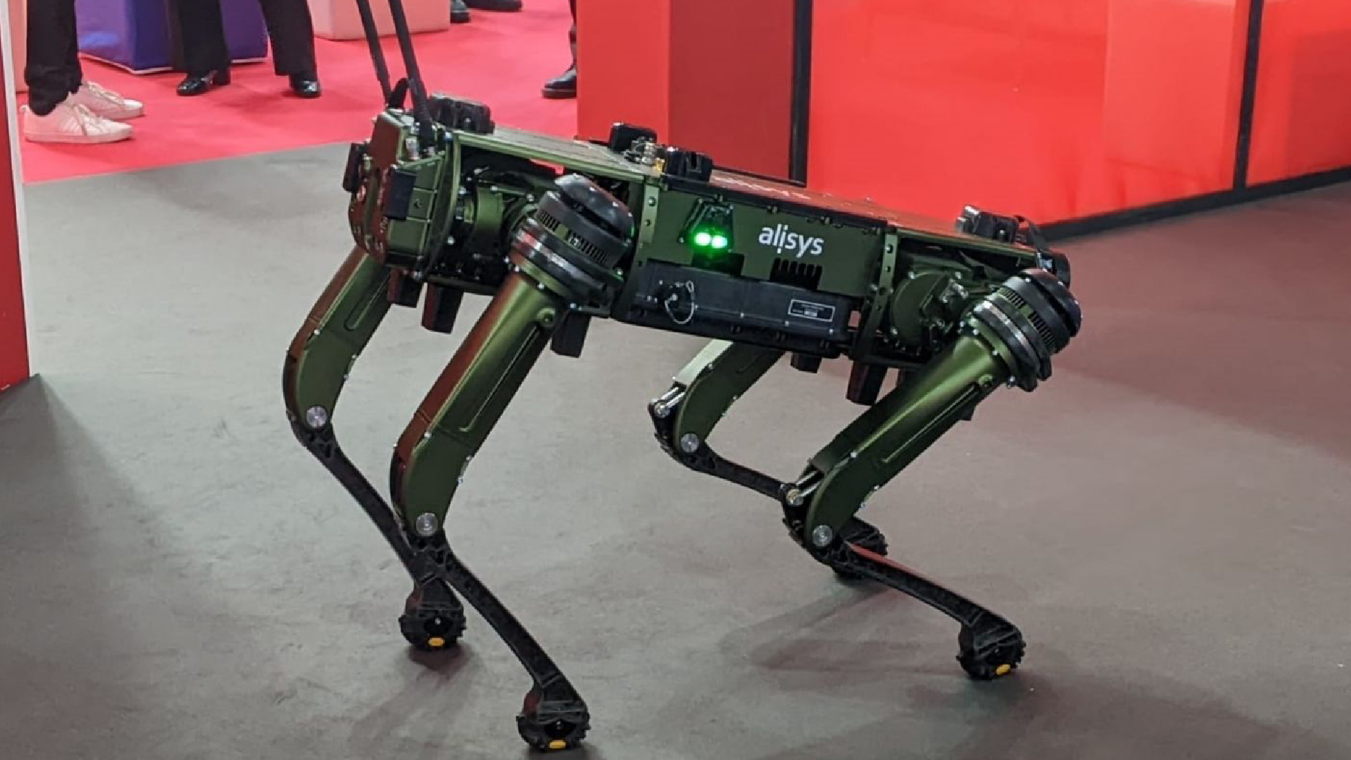El perro-robot de vigilancia, Alysisi en el MWC de Barcelona 2023.