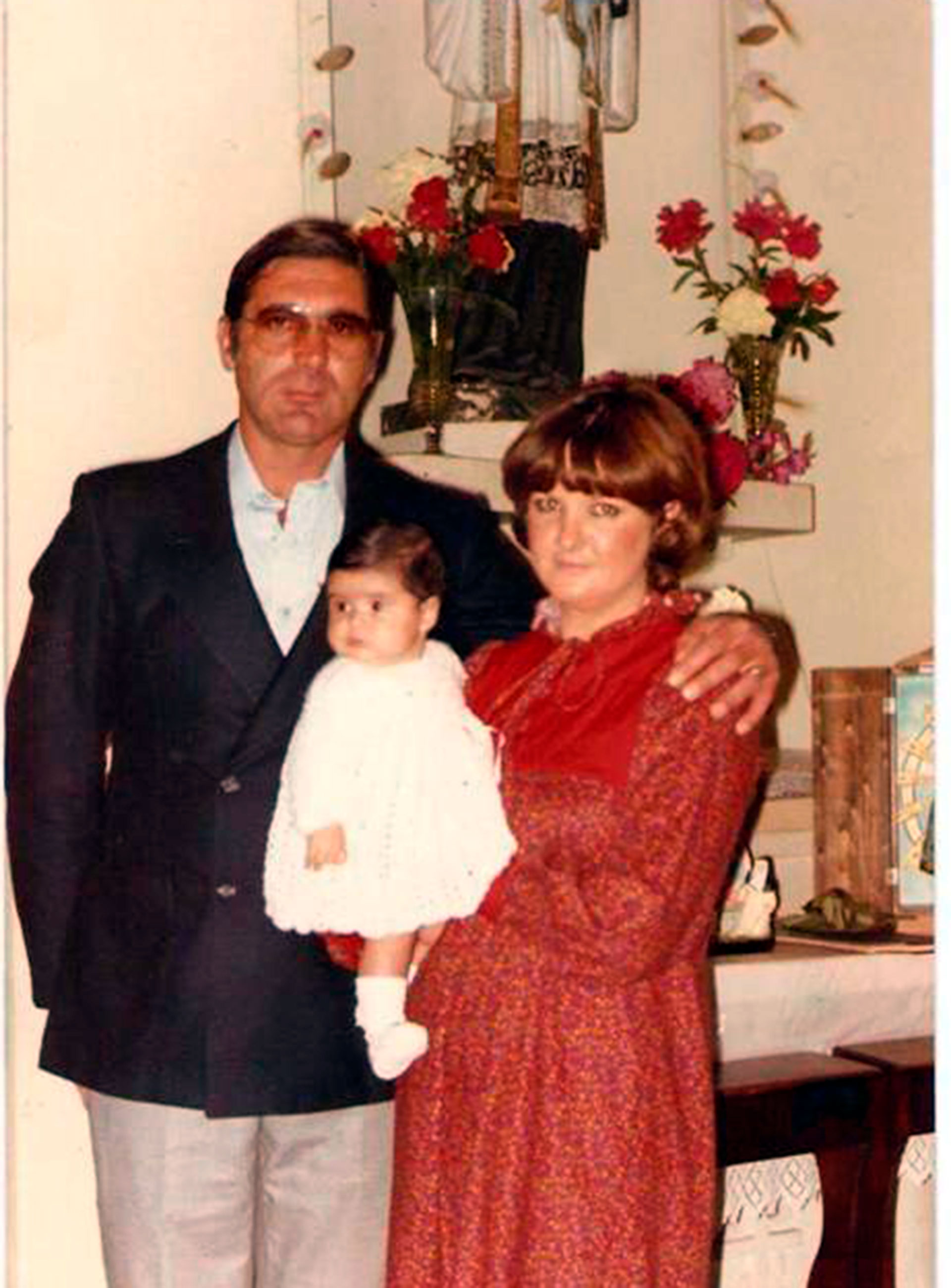 Carolina junto a sus padres adoptivos, que la criaron en San Cayetano