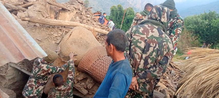 El seísmo de magnitud 5,6 ocurrió en torno a las 02.00 hora local Nepal (Army/Handout/REUTERS)