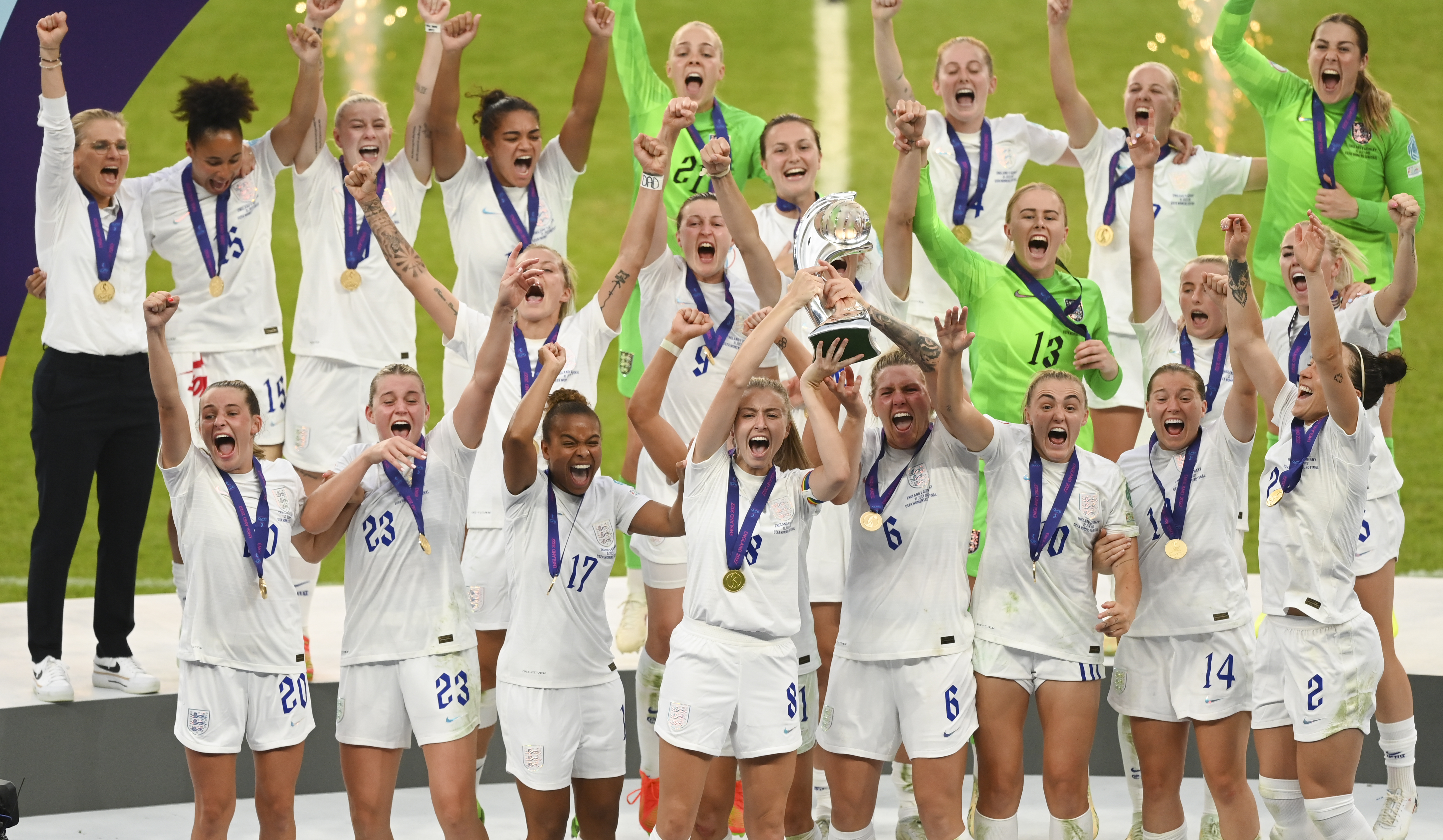 LONDON, ENGLAND - JULY 31: England captain Leah Williamson lifts the trophy with team mates after winning the UEFA Women's Euro 2022 final match between England and Germany at Wembley Stadium on July 31, 2022 in London, England. (Photo by Michael Regan/Getty Images)