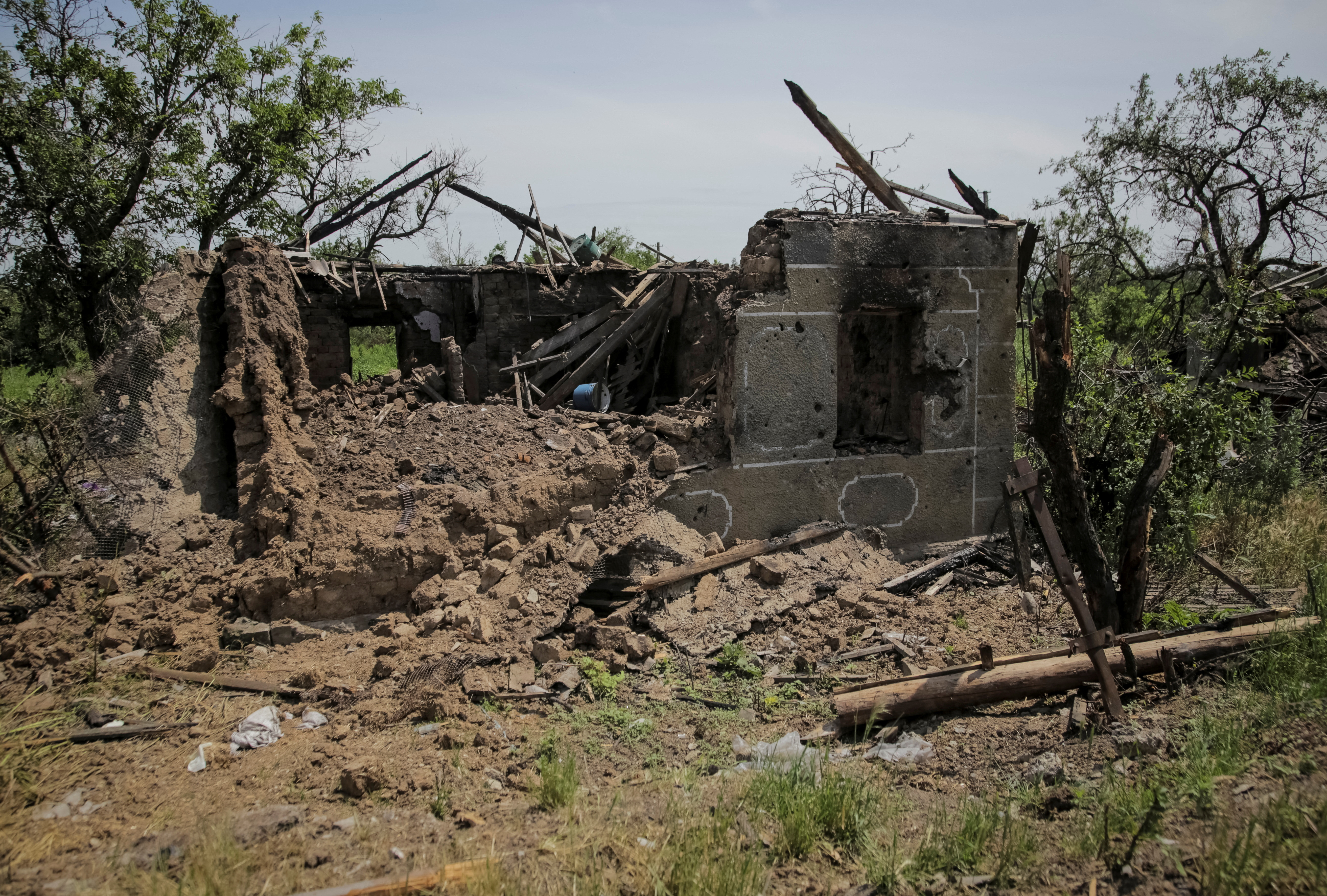 Un edificio destruido en Neskuchne. El pueblo contaba con varios centenares de habitantes antes de que Rusia lo invadiera el año pasado (REUTERS/Oleksandr Ratushniak)