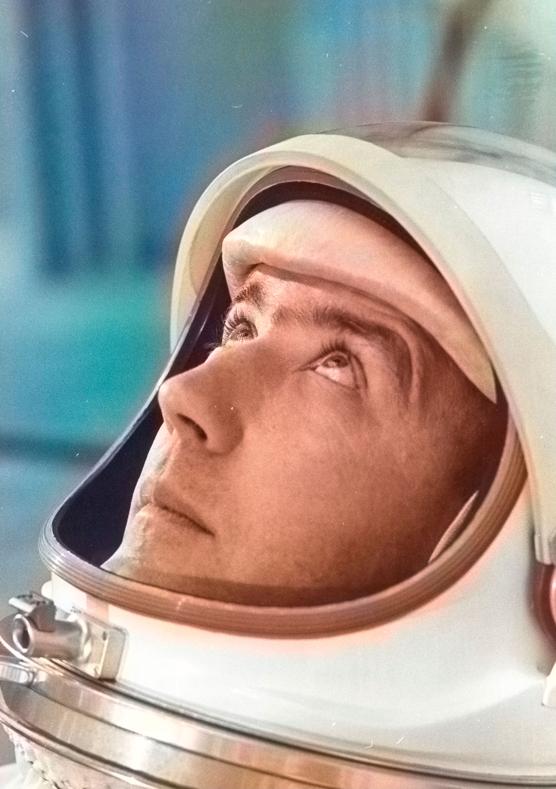 El comandante de Gemini IV, el astronauta James A. McDivitt, se preparó para las pruebas de peso y equilibrio, 21 de mayo de 1965. Imagen cortesía de la Administración Nacional de Aeronáutica y del Espacio (NASA). Nota: la imagen se ha coloreado digitalmente mediante un proceso moderno. Los colores pueden no ser precisos para el período. (Foto de la Colección Smith/Gado/Getty Images)
