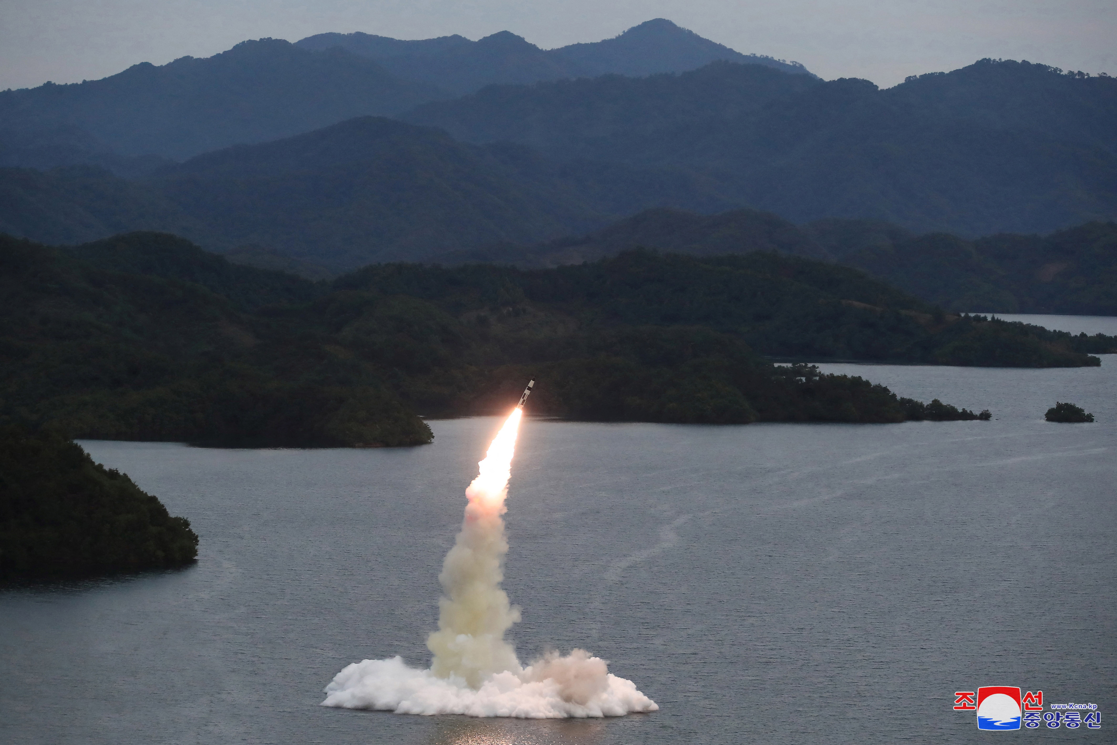Un lanzamiento de misil en una zona no revelada de Corea del Norte el pasado octubre (KCNA via REUTERS)