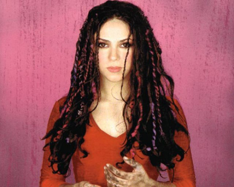 A finales de la década de los 90, cuando las canciones de Shakira comenzaron a ser conocidas, lucía una cabellera leonina en negro azabache con mechones a contraste en rosa y morado. 