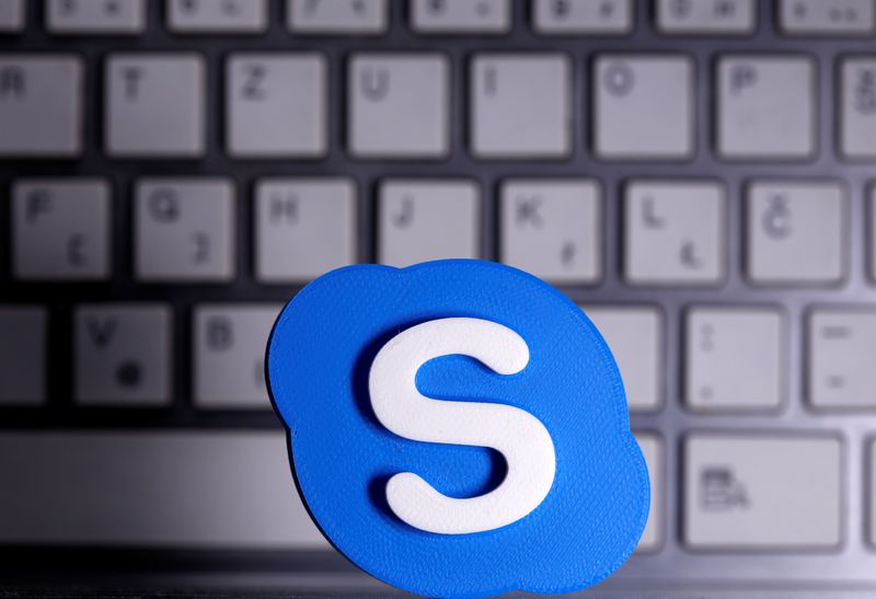 Con Skype los usuarios pueden usar su servicio de llamadas y videollamadas, mensajería instantánea, etc. (REUTERS/Dado Ruvic)