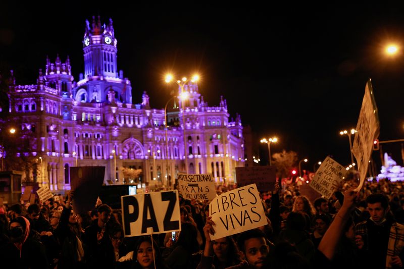El Ayuntamiento de Madrid se ilumina de morado mientras la gente participa en una protesta para conmemorar el Día Internacional de la Mujer. (Foto:Reuters/Susana Vera/Archivo)
