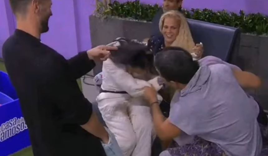 Montero se mostró muy apenada después de haber besado a Lewis y a Niurka en frente de sus otros compañeros (Captura: YouTube)