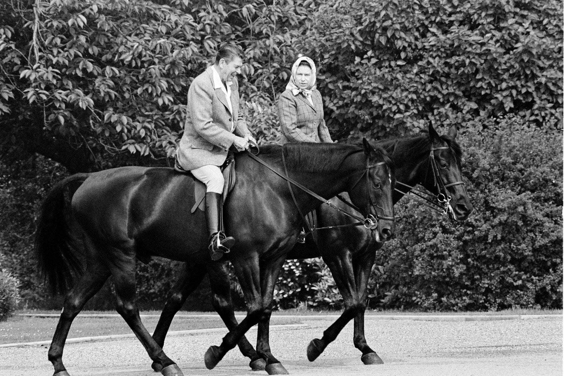 Una cabalgata en el Castillo de Windsor con el presidente de los Estados Unidos, Ronald Reagan