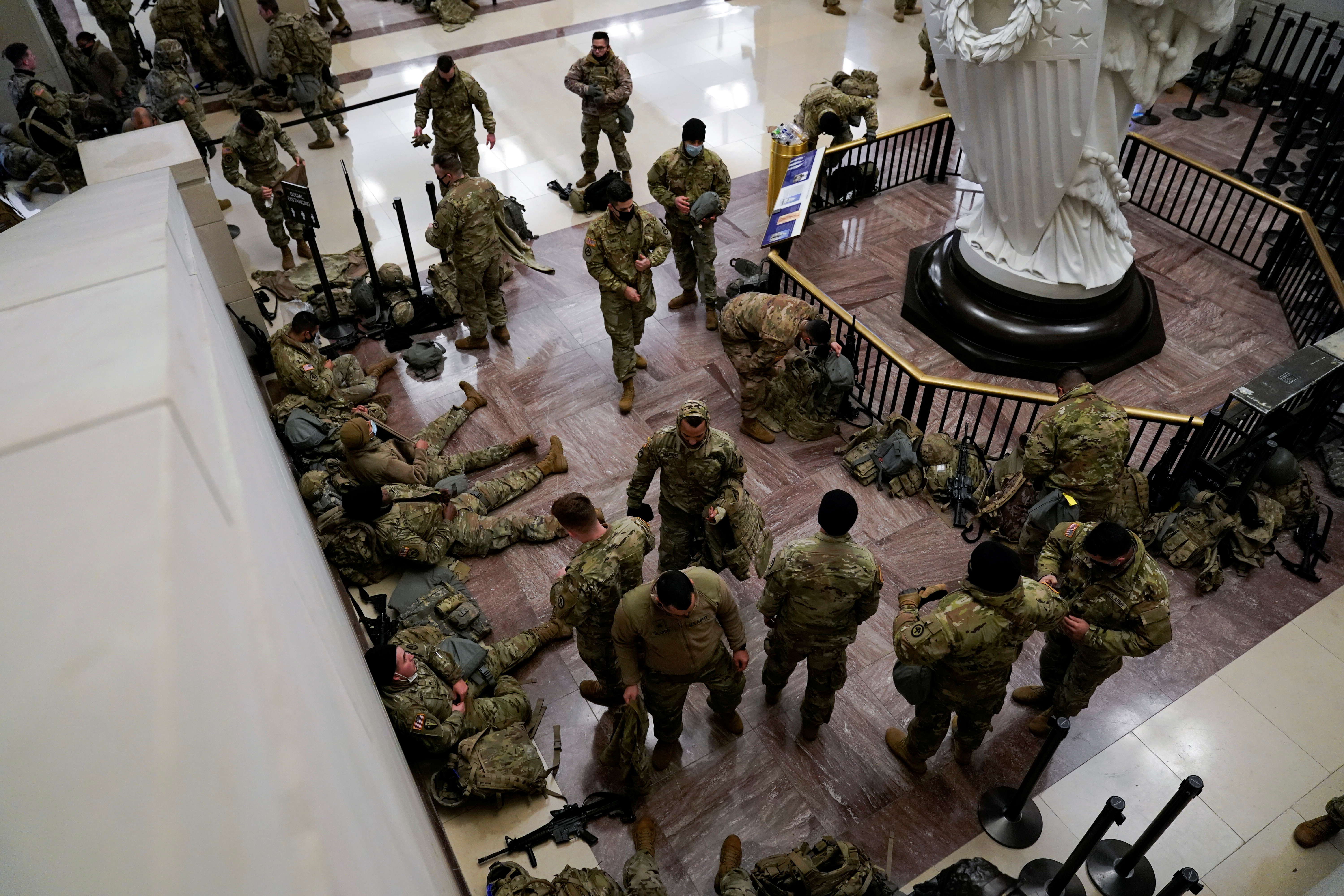Esta vez, el gobierno federal envió a la Guardia Federal al Capitolio para evitar cualquier intento de ataque contra el edificio por parte de fuerzas partidarias a Donald Trump (REUTERS/Joshua Roberts)