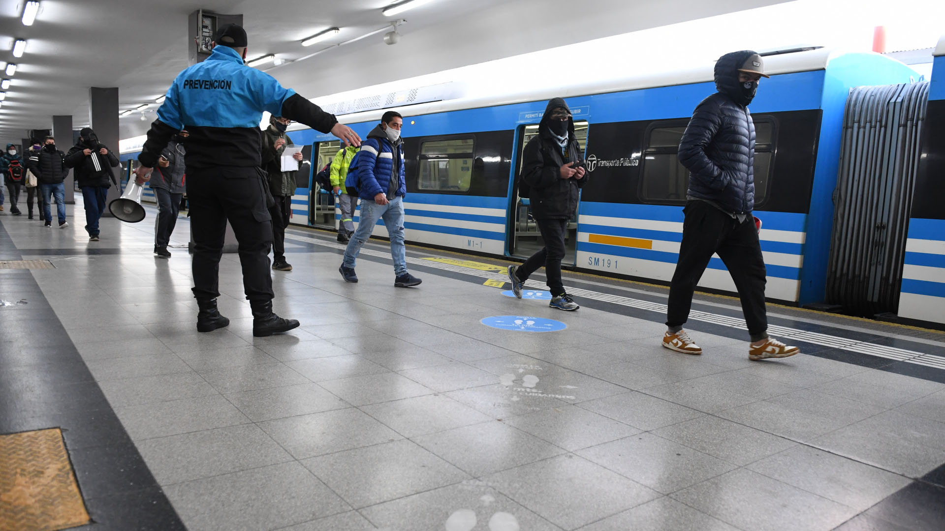Distanciamiento social: personal de prevención ordena la circulación de los pasajeros del tren Sarmiento en la cabecera de Once