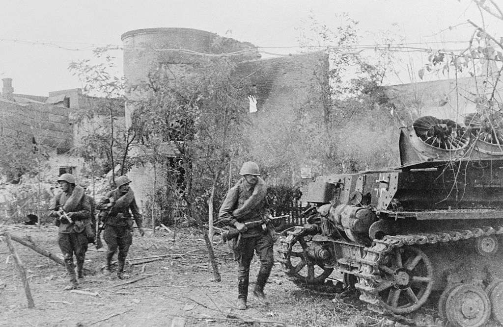 Los hombres del Ejército Rojo que luchaban en las calles de Stalingrado encontraron y capturaron un tanque alemán cuando intentaba llegar al corazón de la ciudad (Berttmann Archive/Getty Images)
