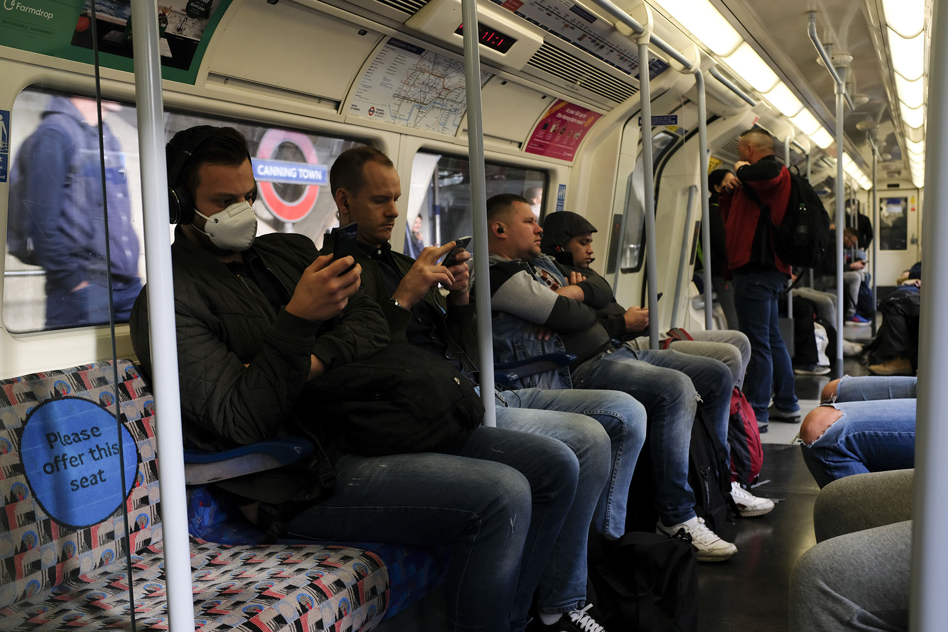 Pasajeros en el metro de Londres.