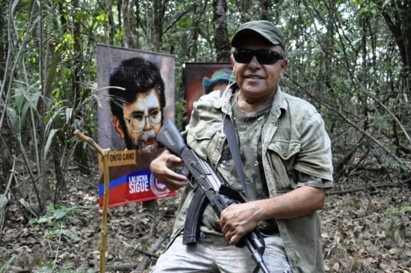 Jesús Santrich, reincidente de las FARC y uno de los líderes de la Segunda Marquetalia, en una foto reciente compartida desde las "montañas" colombianas. Fuente: Resumen Latinoamericano