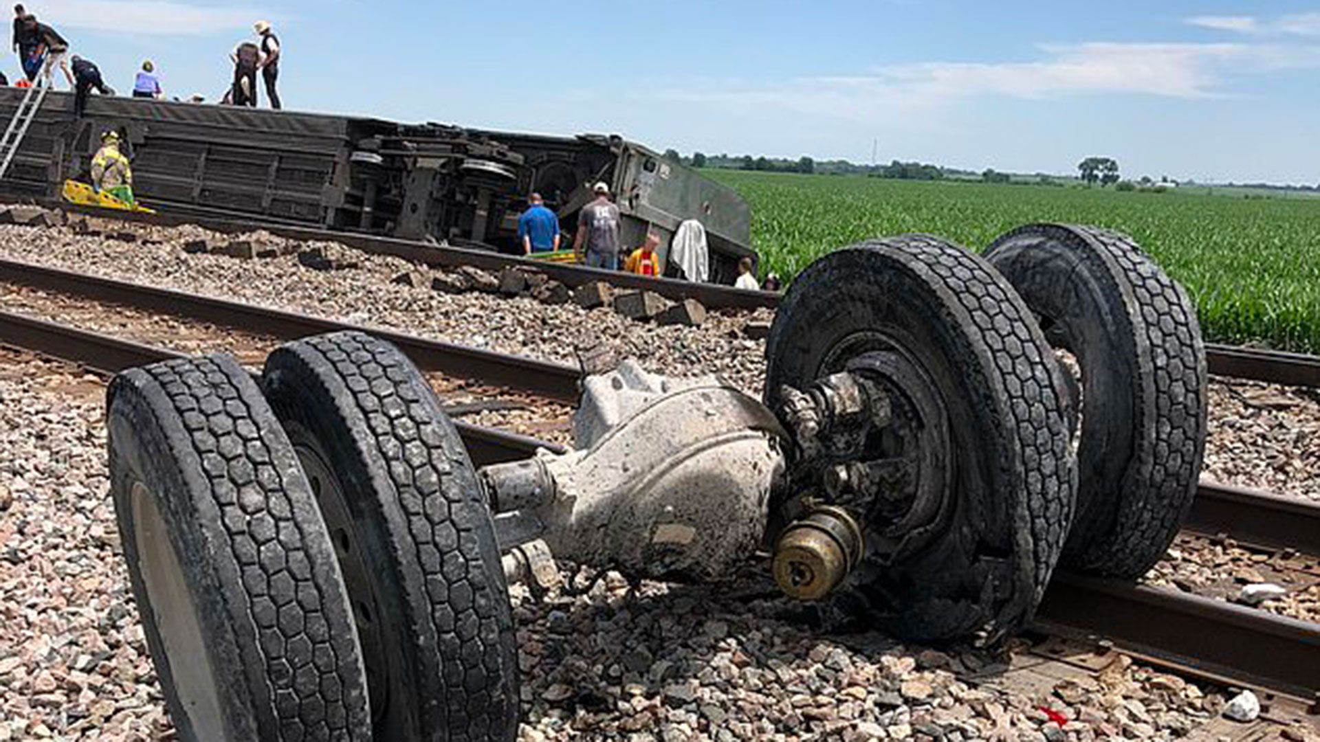 El tren descarriló tras chocar con un camión volquete