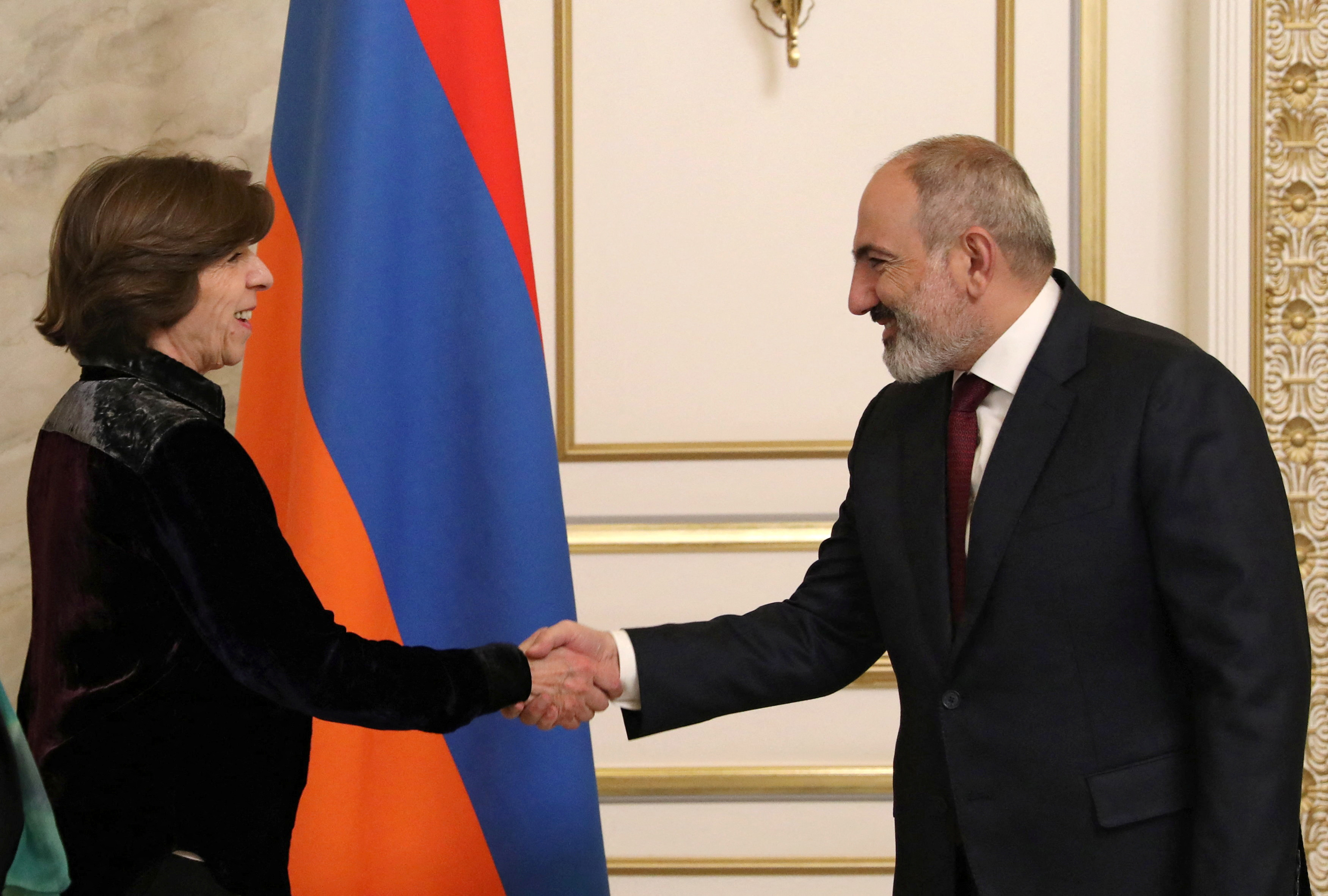 El primer ministro de Armenia, Nikol Pashinian, y la ministra de Exteriores de Francia, Catherine Colonna Yerevan, se reunieron la semana pasada en Ereván (Stepan Poghosyan/Photolure via REUTERS)