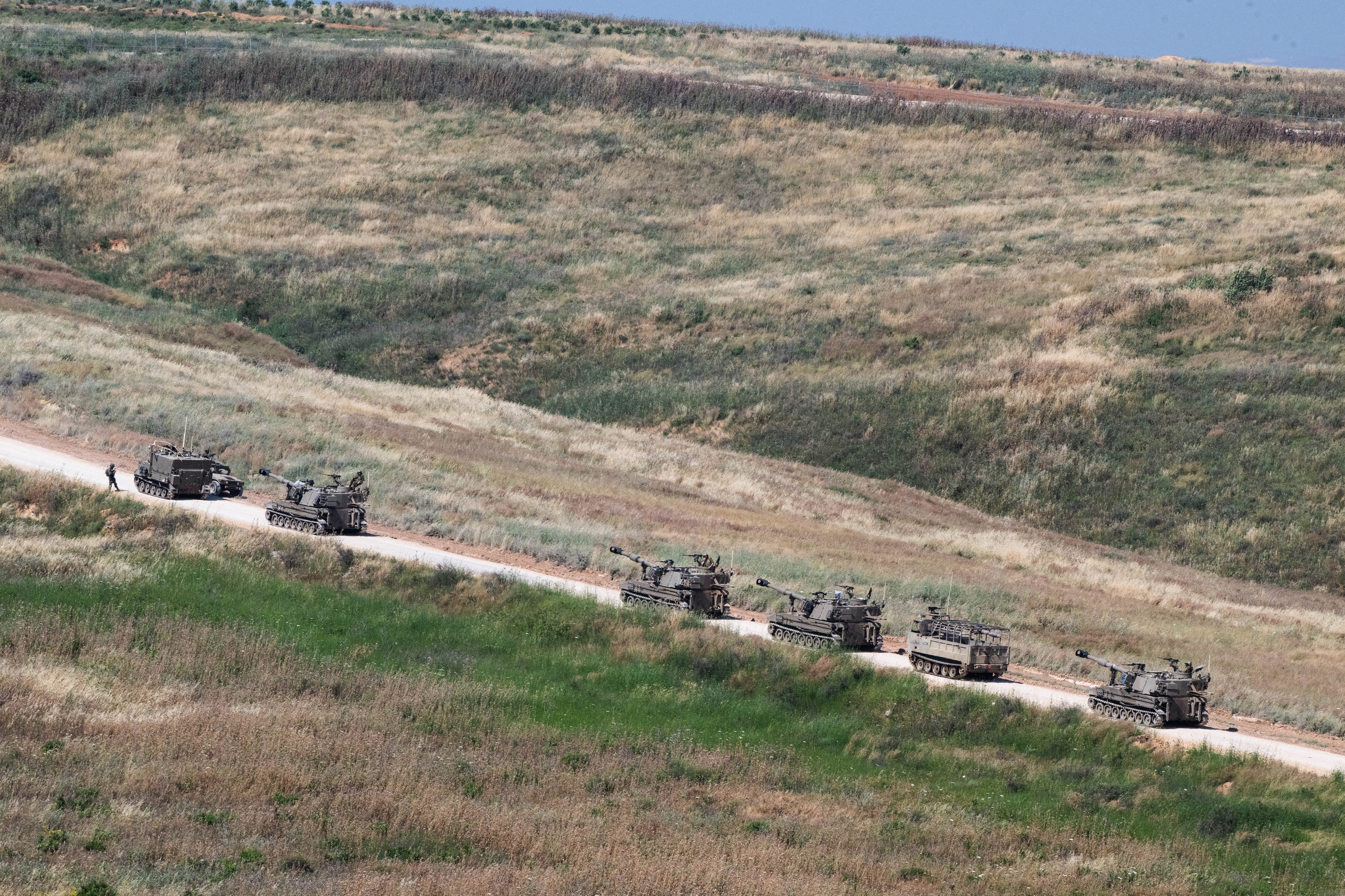 Israel lanz&oacute; una ofensiva contra infraestructuras de Hezbollah en Tiro despu&eacute;s de declarar nuevas zonas de combate en el sur de L&iacute;bano