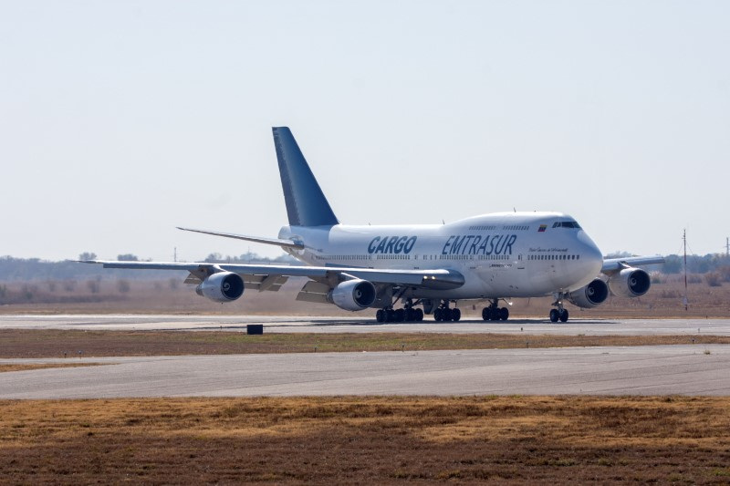 Pemandangan pesawat Boeing 747 yang terdaftar dengan nomor YV3531 dari maskapai kargo Venezuela Emtrasur, di Bandara Internasional Córdoba, Ambrosio Taravella, di Córdoba, Argentina, pada 6 Juni 2022. (REUTERS/Sebastian Borsero)