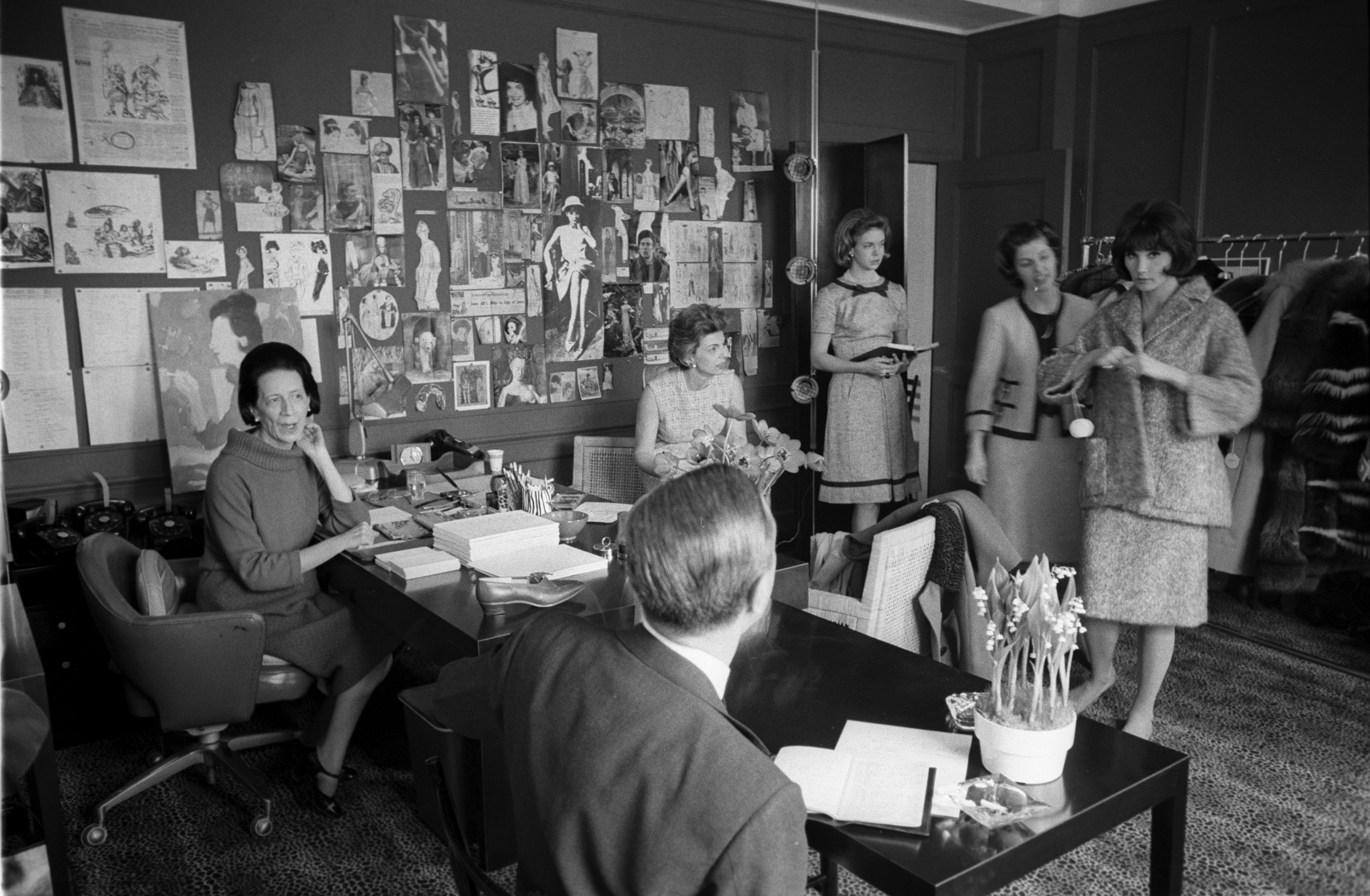 Diana Vreeland en una reunión en su oficina con editores de la revista Harper's Bazaar, en mayo de 1963