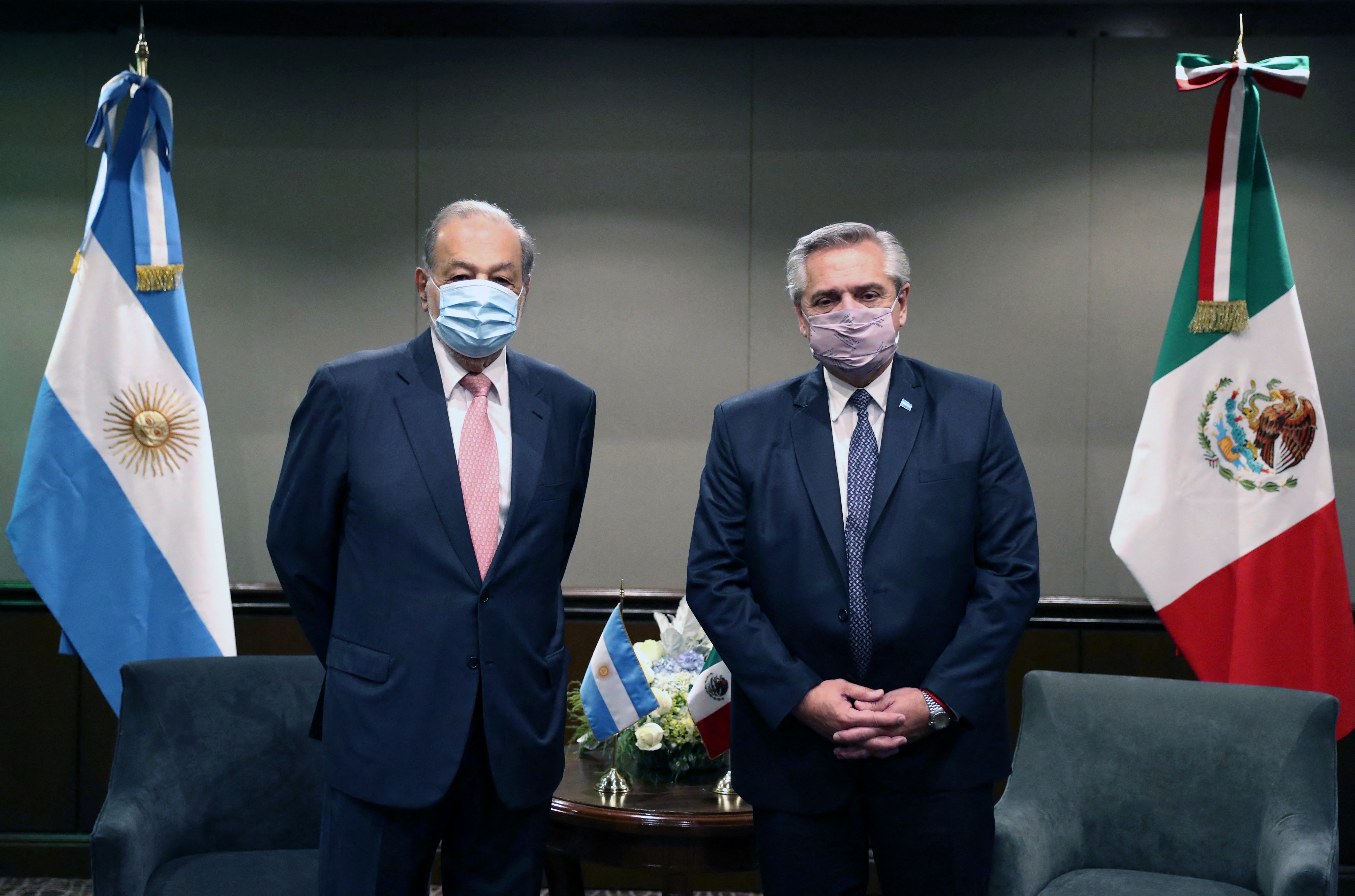 El presidente argentino Alberto Fernández posando con el empresario mexicano Carlos Slim durante una reunión en la Ciudad de México, el 23 de febrero de 2021.
