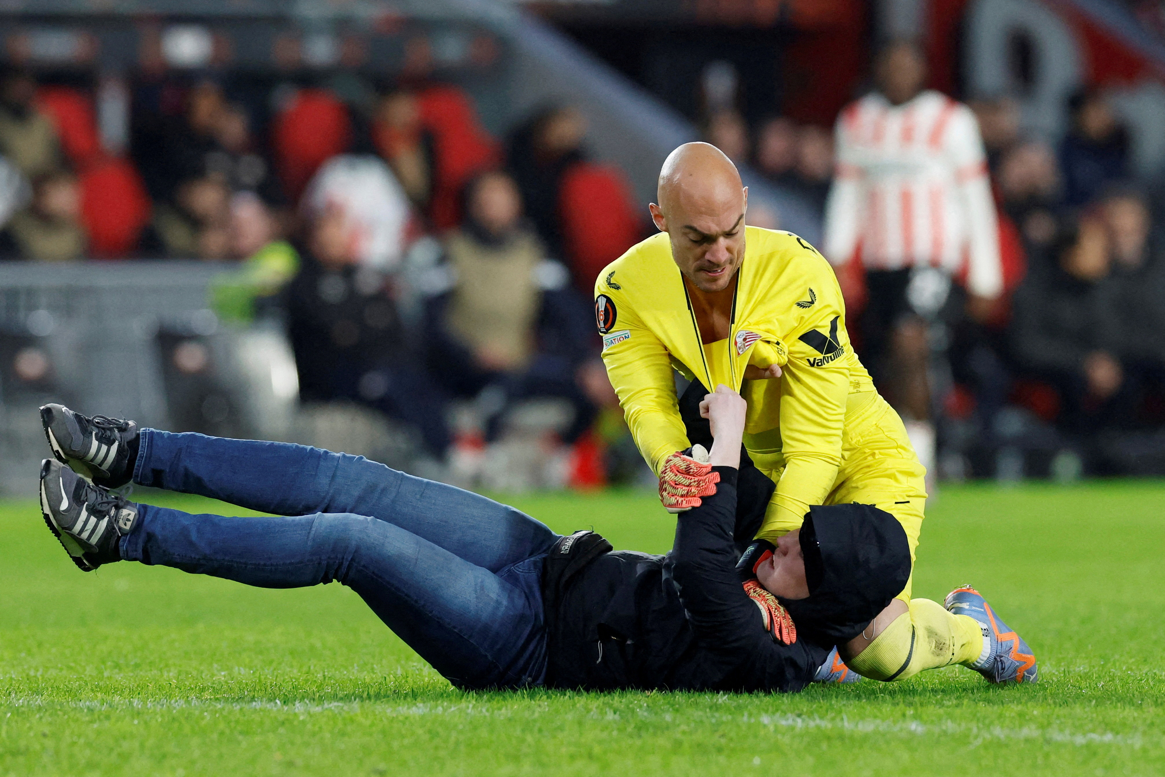 Marko Dmitrovic, arquero del Sevilla redujo al invasor que intentó agredirlo en el partido de Europa League ante PSV (REUTERS/Piroschka Van De Wouw)