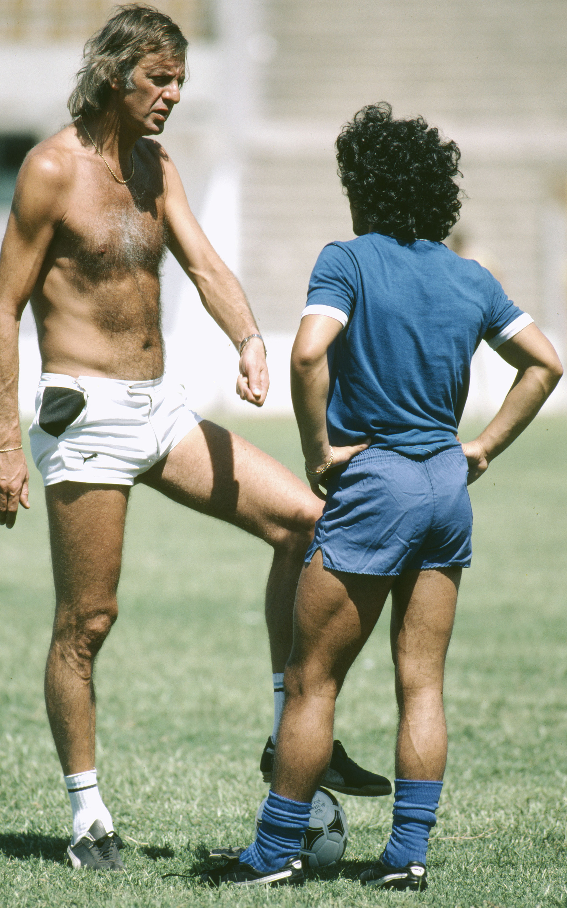 Maradona y Menotti charlando en pleno entrenamiento