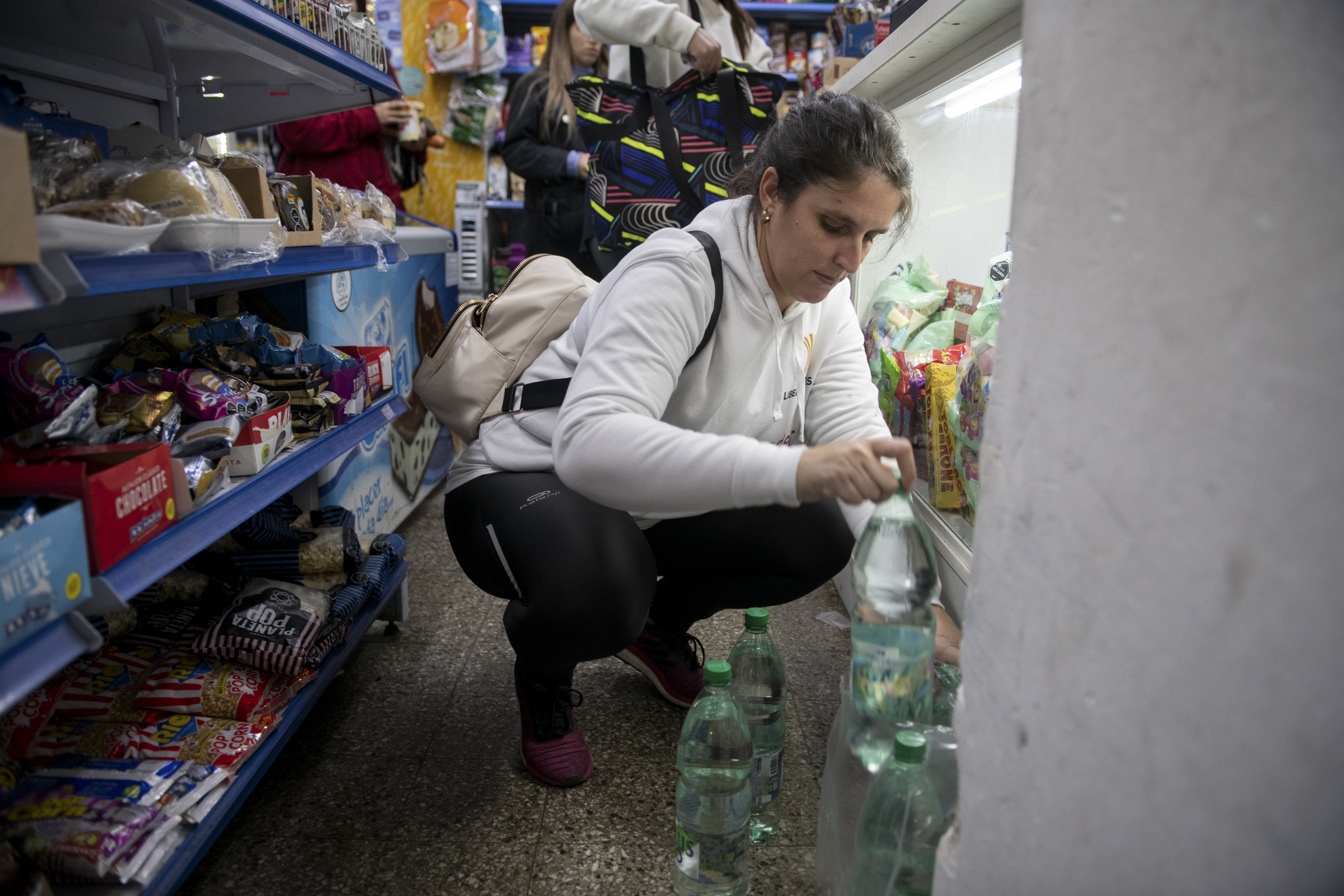 Una mujer compra agua embotellada en un supermercado en Montevideo  (AP Foto/Santiago Mazzarovich)