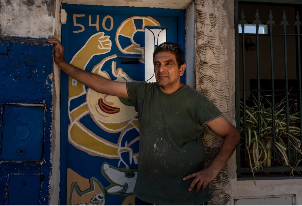 Cristian Pereyra, de 48 años, vive frente a la casa de la infancia de Messi en el Barrio La Bajada de Rosario. (Anita Pouchard Serra para The Washington Post)