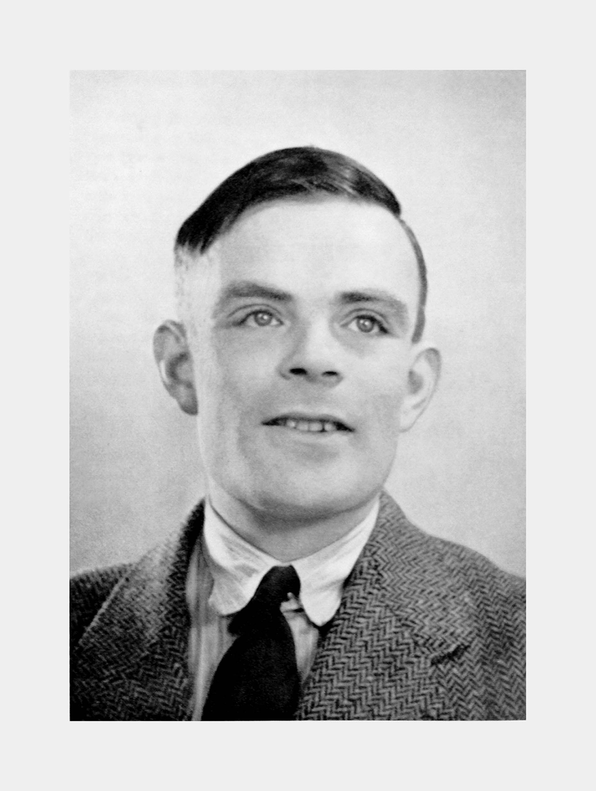 Hoy se cumplen 110 años del nacimiento de Alan Turing. En la imagen tenía 25 años, tiempos en que escribía su tesis doctoral en Princeton