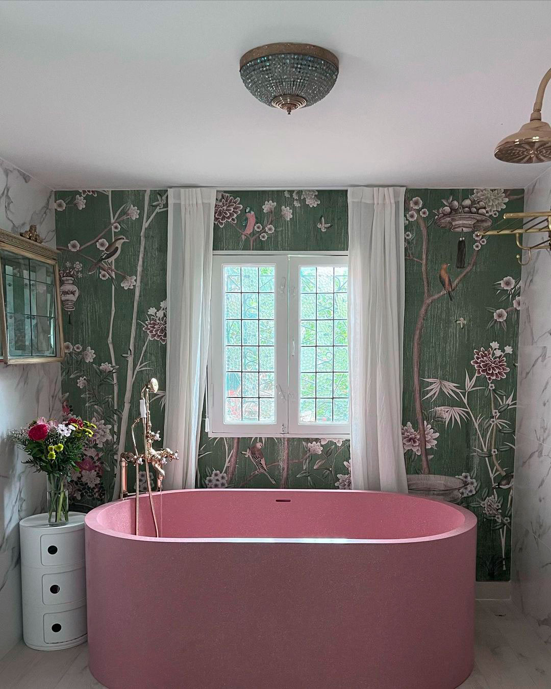 El baño de la China Suárez, con una tina rosa que se robó todas las miradas