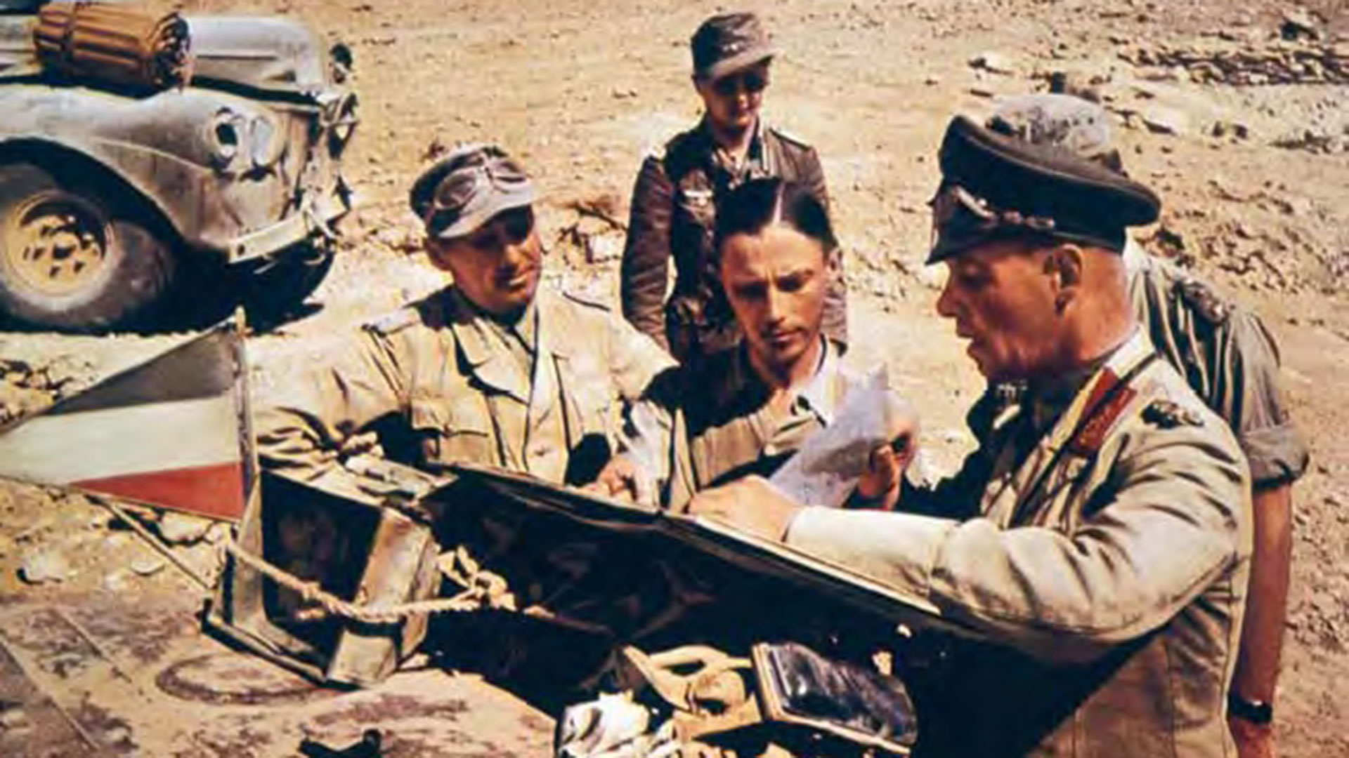 El mariscal Erwin Rommel mira unos mapas en el norte de África. Por su actuación allí fue apodado "El Zorro del Desierto"