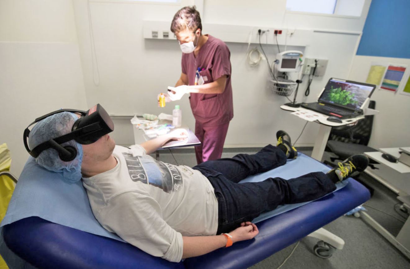 El Hospital Materno usa gafas de realidad virtual para reducir el estrés de  los niños cuando les sacan sangre