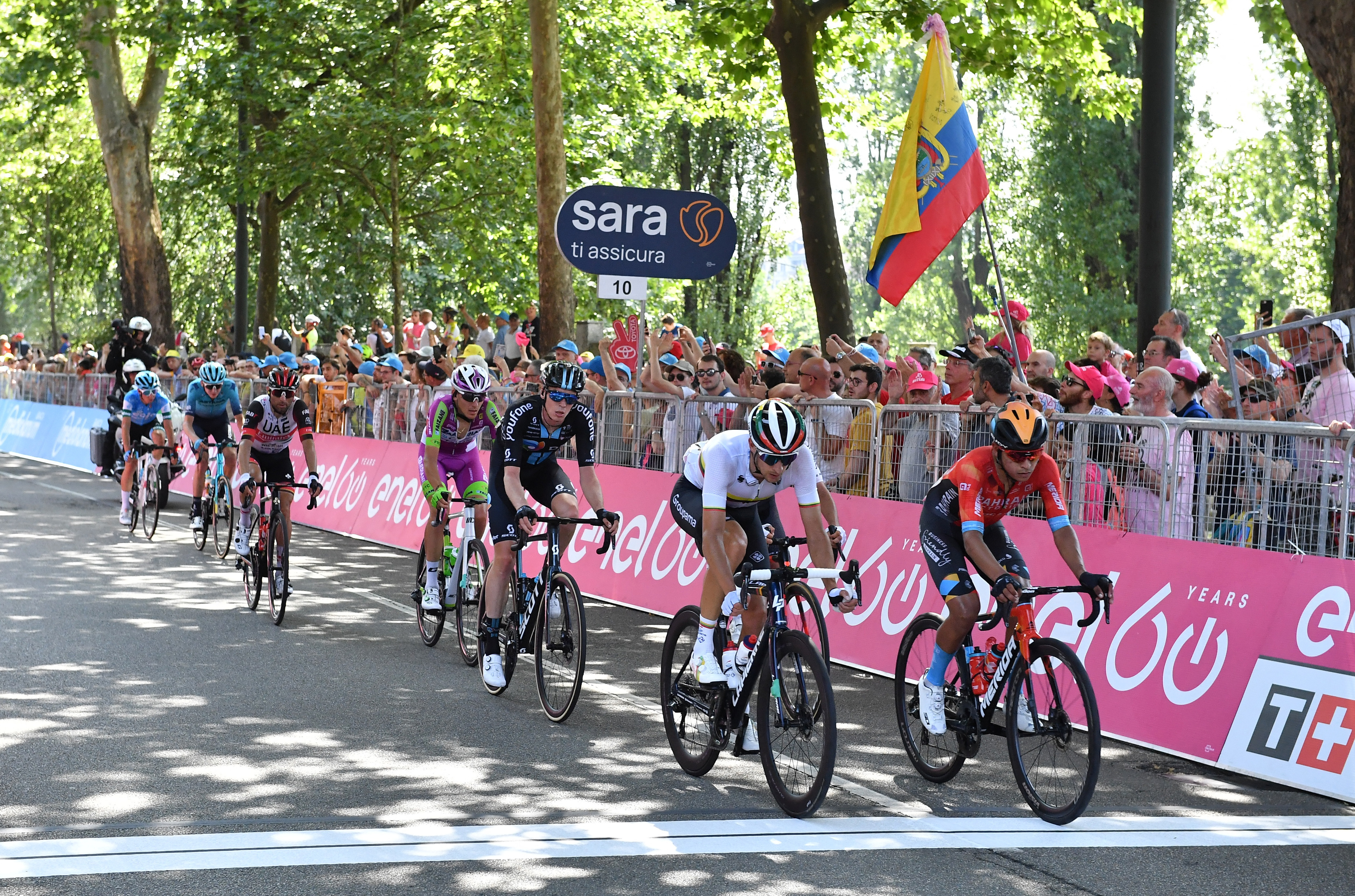 Ciclismo - Giro d'Italia - etapa 14 - Santena a Torino, Italia - 21 de mayo de 2022 Vista general de los ciclistas durante la etapa 14 de la carrera REUTERS/Jennifer Lorenzini