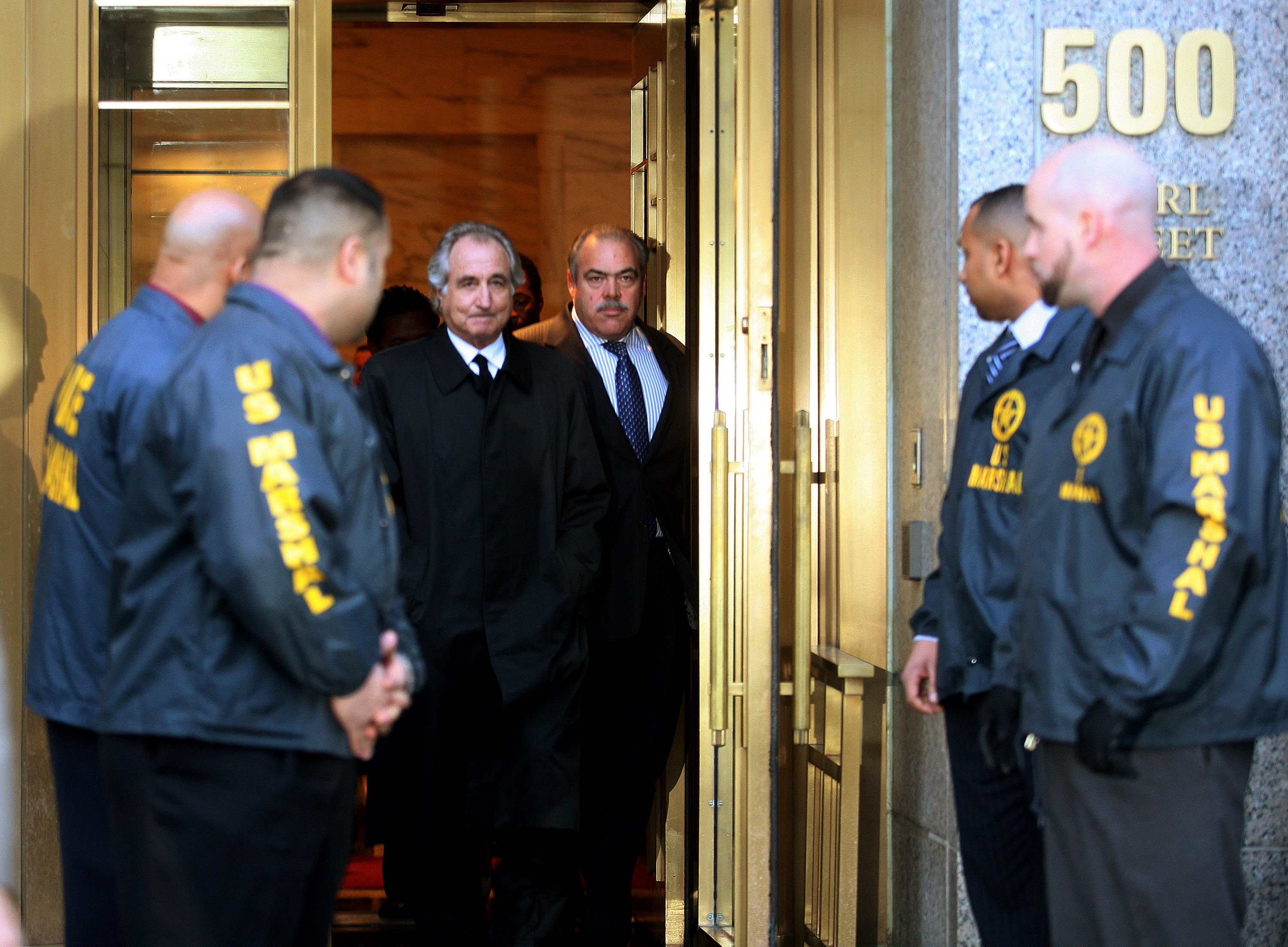 Bernard Madoff (C) sale del Tribunal Federal después de una audiencia de fianza en Manhattan el 5 de enero de 2009 en la ciudad de Nueva York (Photo by Hiroko Masuike/Getty Images)