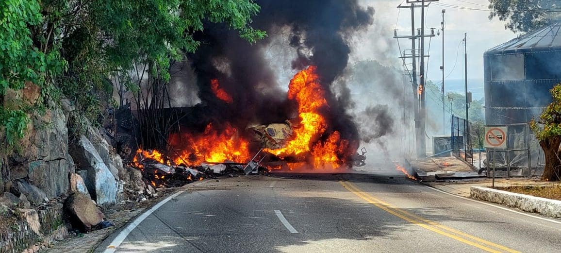 The Acapulco City Council blamed the state government for allowing pipes to circulate with fuel at any time on the avenue (Photo: Twitter/ @carlosortizm960)