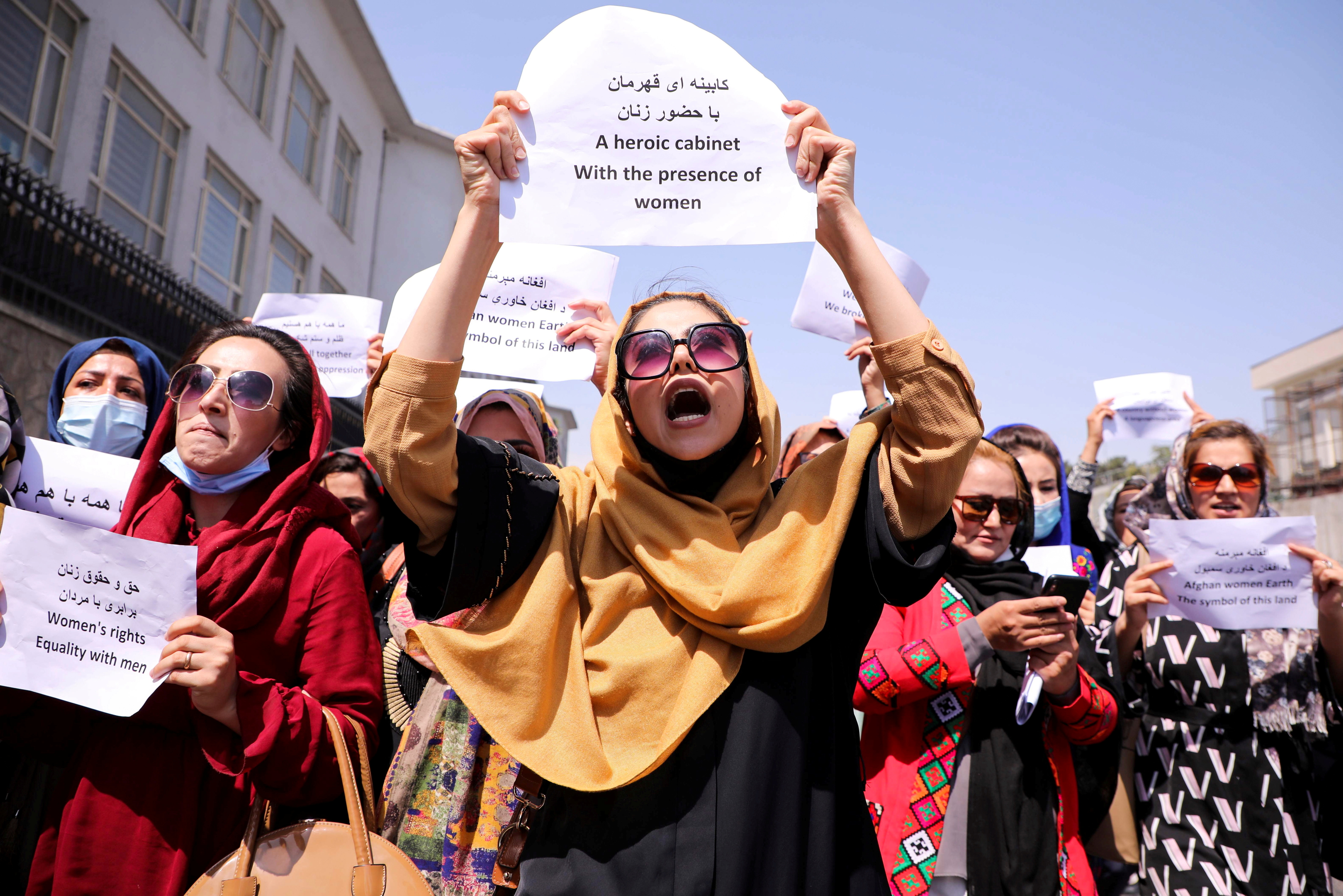Mujeres y activistas afganas protestaron contra los talibanes y pidieron mantener sus derechos (Foto: REUTERS)