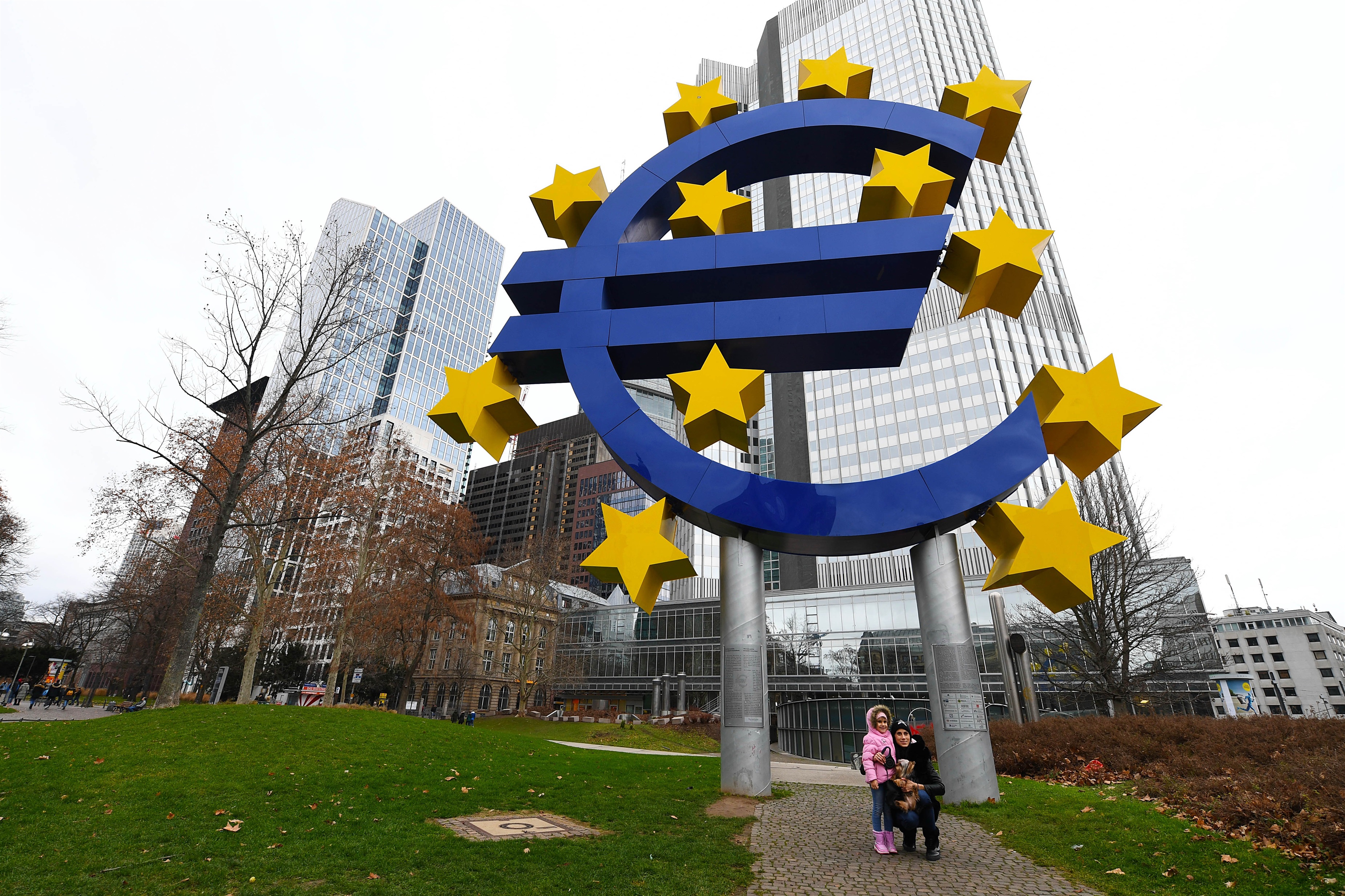 Simbol euro di depan Eurotower di Frankfurt, Jerman