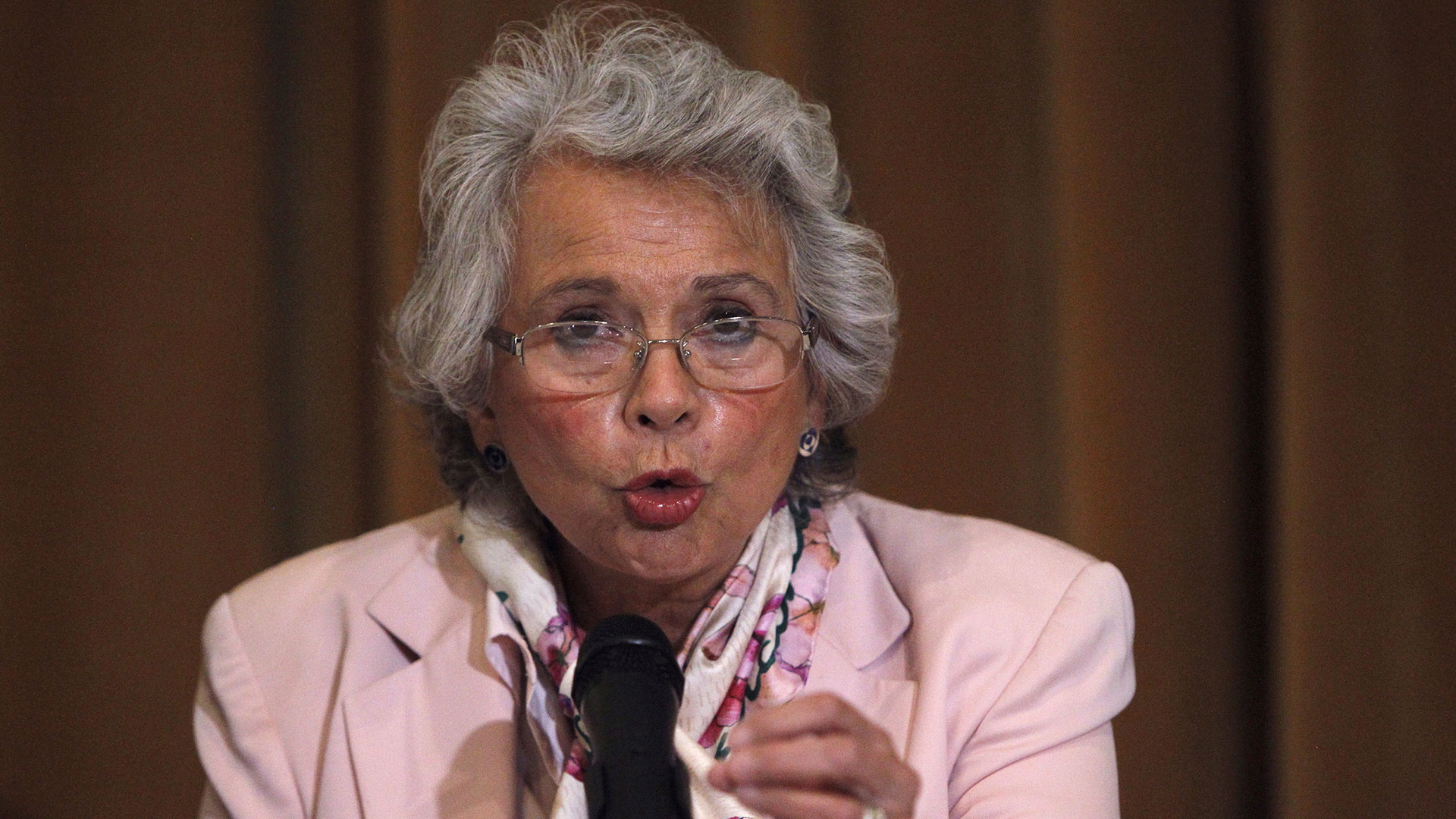 La secretaria de Gobernación, dijo haber conseguido gotas con nanomoléculas que la protegen de contagiarse del COVID-19 (Foto: EFE)