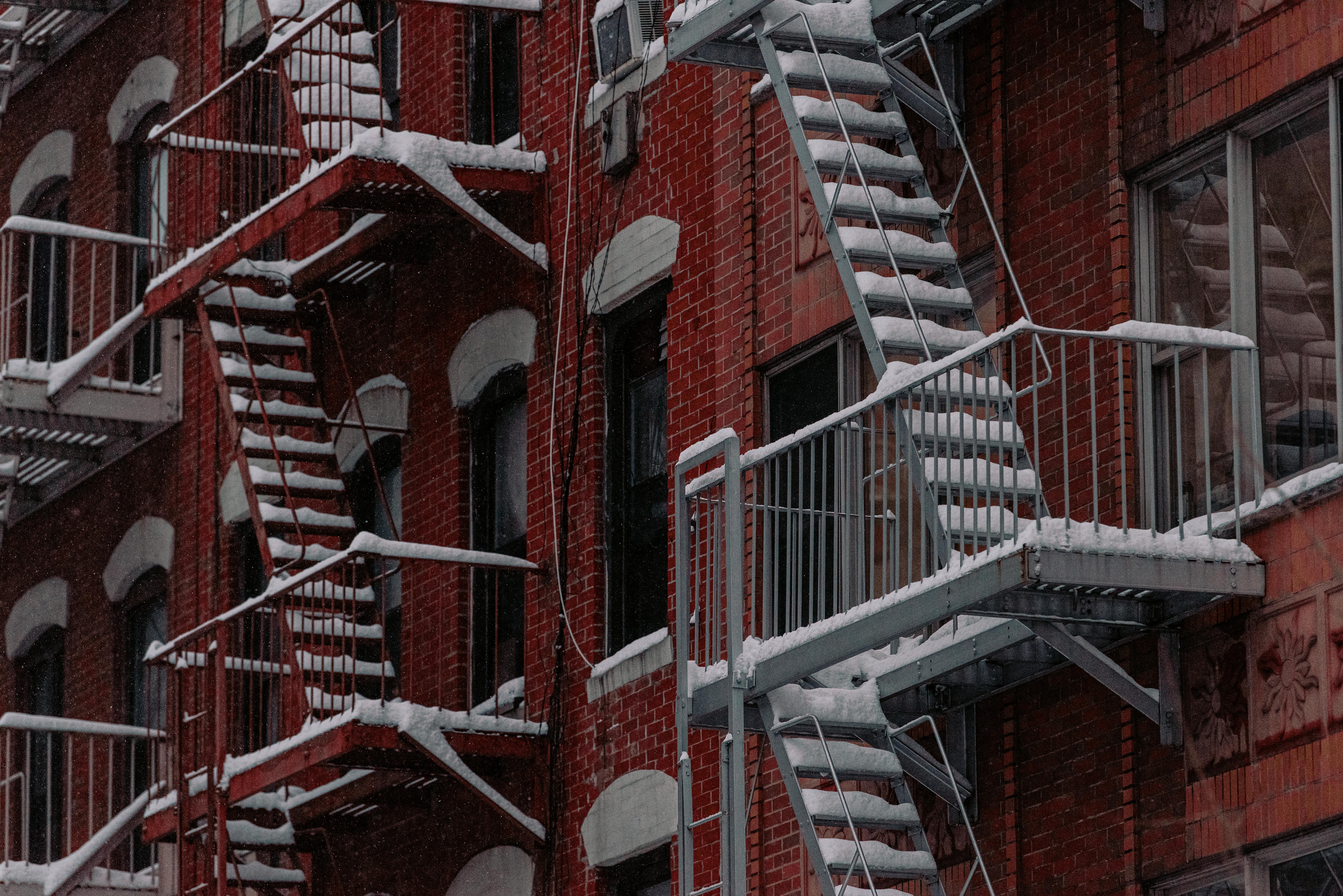 Las escaleras antincedio de un edificio neoyorquino, completamente cubiertas de nieve. (Scott Heins/Getty Images/AFP)