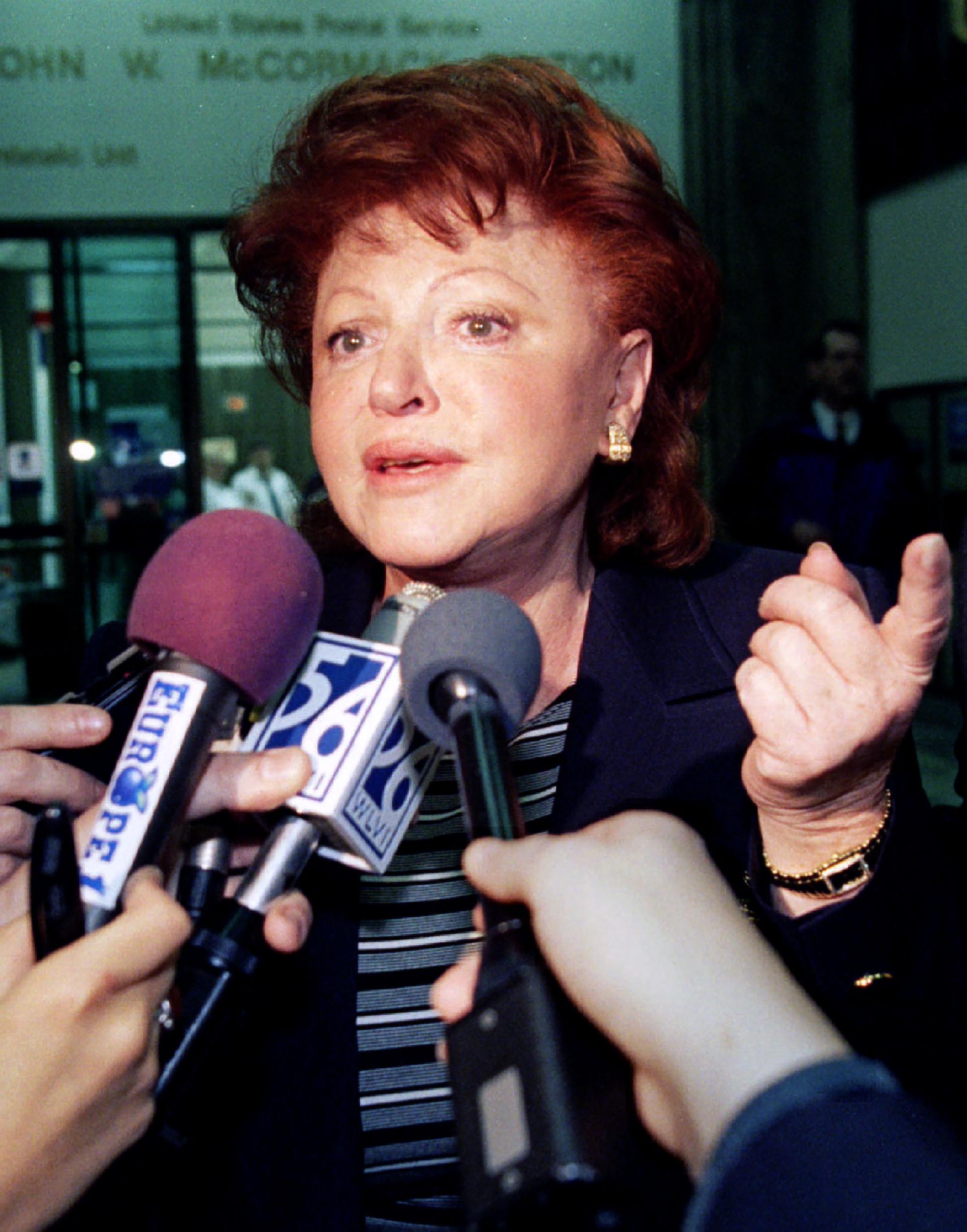 IMAGEN DE ARCHIVO: La cantante francesa y propietaria de un club nocturno, Regine Choukroun, habla con miembros de los medios de comunicación en el juzgado de distrito de EE. UU. en Boston después de que ella y su hijo Lionel Rotcajg pagaron una fianza de $10,000 dólares cada uno, el 19 de abril. Los dos están acusados de agredir e intimidar a la tripulación de un vuelo en una disputa sobre dónde podrían fumar en un vuelo de American Airlines el 18 de abril de París a Miami