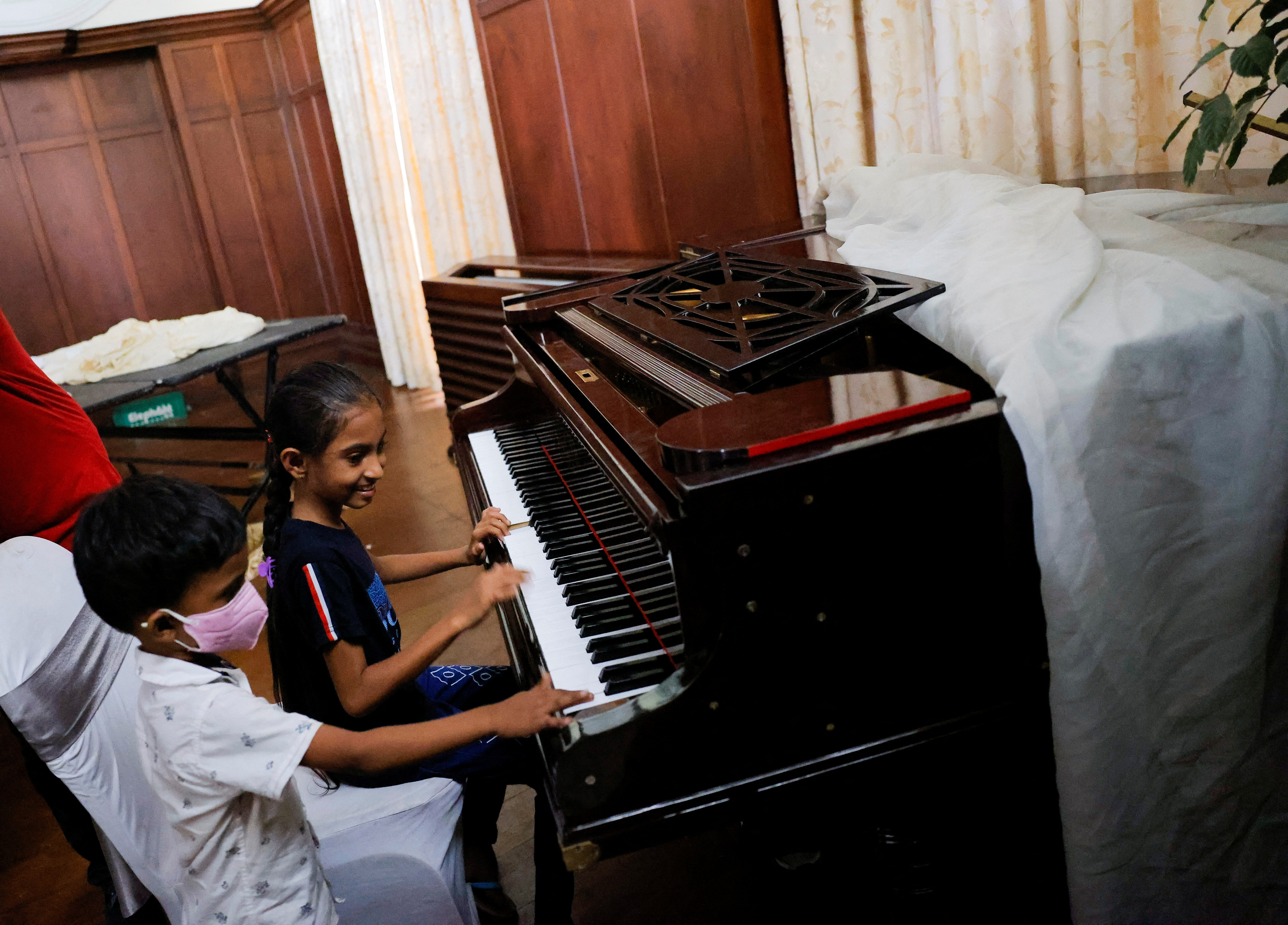 El piano de la residencia del presidente fue uno de los "juguetes" de los niños que ingresaron a la mansión (REUTERS/Dinuka Liyanawatte)