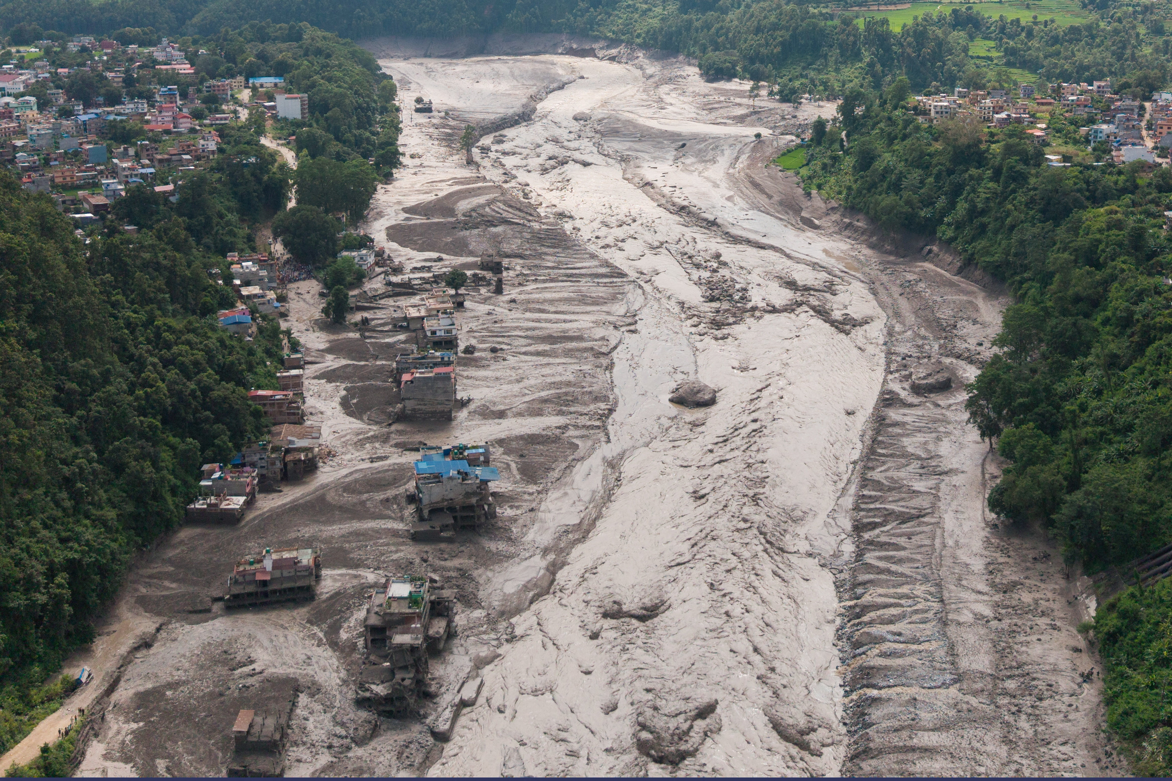 Equipos de rescate trabajan contrarreloj para hallar a cientos de desaparecidos tras las inundaciones entre Nepal y China