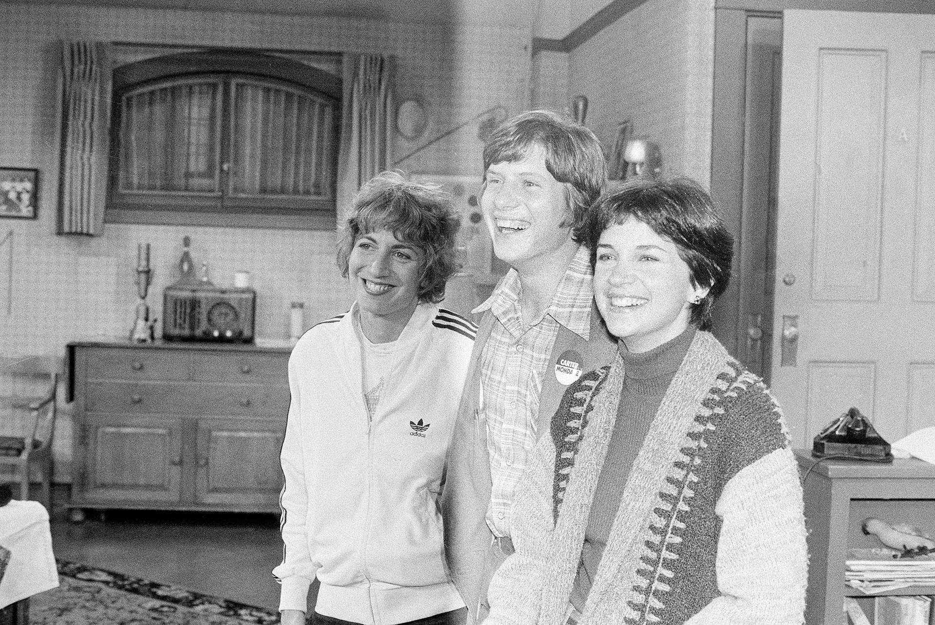 ARCHIVO - Chip Carter, hijo del candidato presidencial demócrata Jimmy Carter, posa con Penny Marshall, a la izquierda, y Cindy Williams, a la derecha, en el plató de la comedia "Laverne and Shirley" en Paramount Studios en Los Ángeles, el 21 de septiembre de 1976.  (AP Photo/David F. Smith, File)