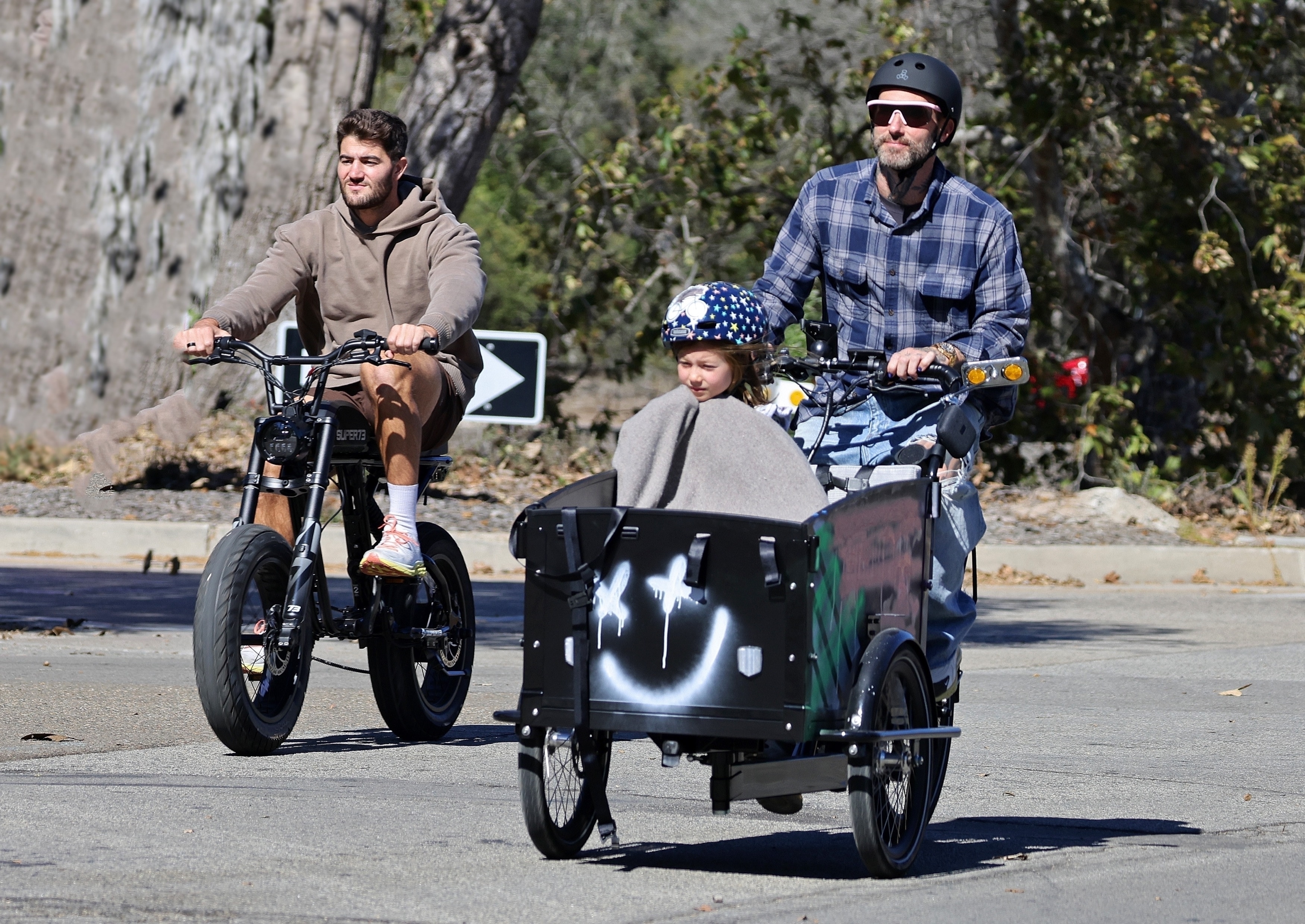 Adam Levine, el cantante de Maroon 5, montó su bicicleta dibujada con graffiti con sus dos hijas y un amigo cerca de su casa en Montecito