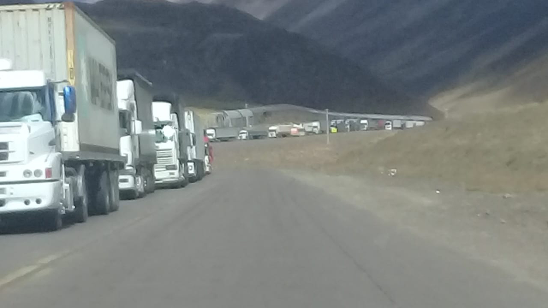 Los transportistas argentinos cortaron el tránsito para evitar la circulación de camiones en el sentido Chile-Argentina 