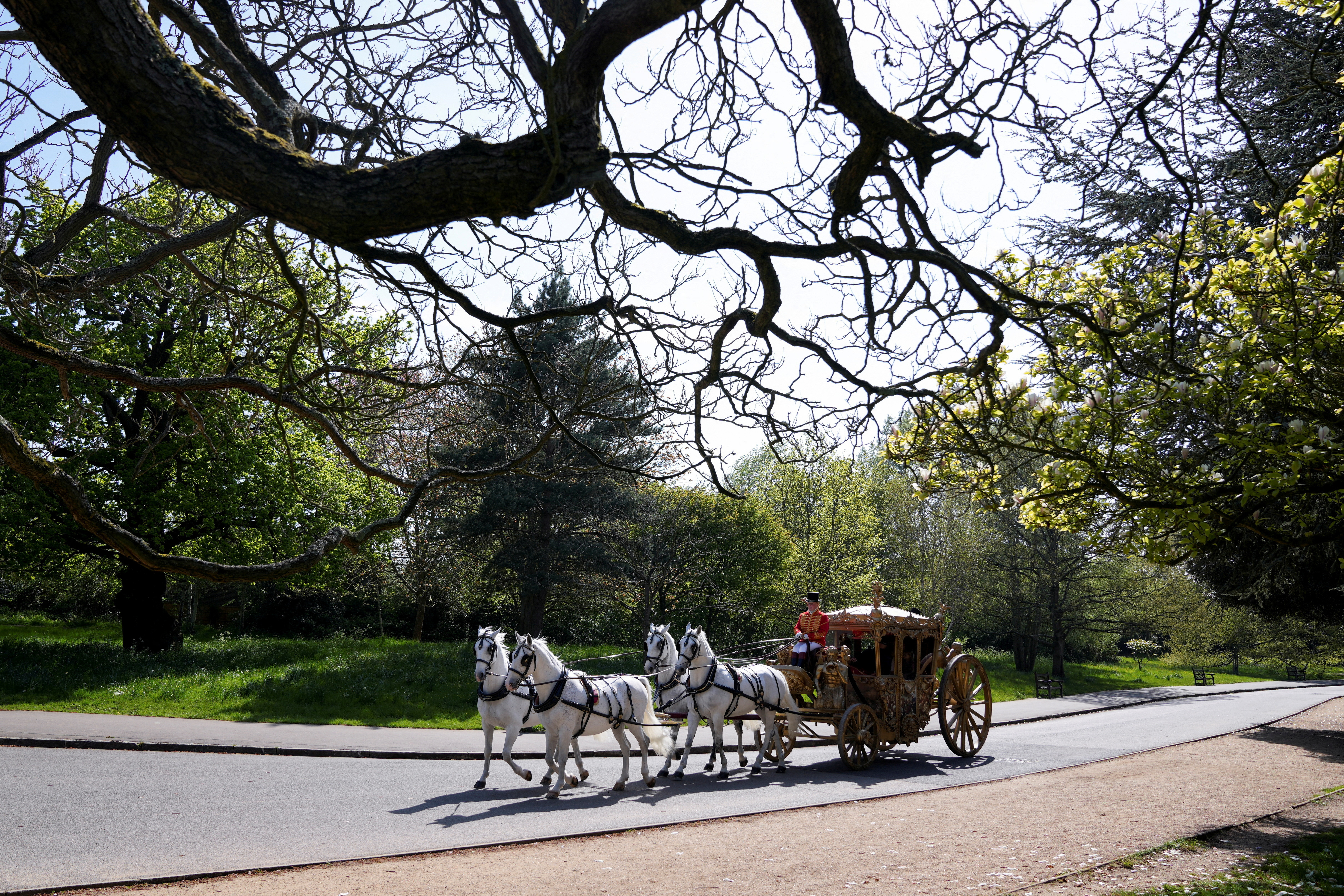 La gente viaja en un carruaje tirado por caballos conocido como el 'Carro de la Coronación' creado por Uber antes de la Coronación del Rey Carlos, en Dulwich Park, en Londres, Gran Bretaña, el 3 de mayo de 2023. REUTERS/Maja Smiejkowska IMÁGENES TPX DEL DÍA