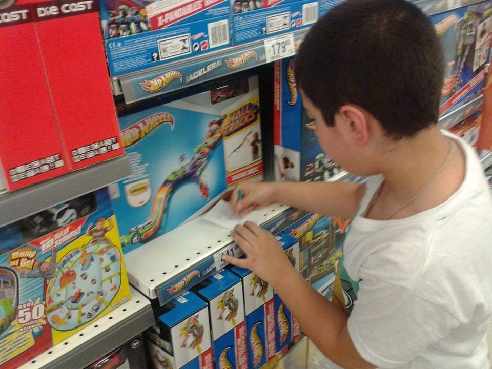 Francisco, un niño con un trastorno del espectro autista en una juguetería en 2019 (Imagen: gentileza).
